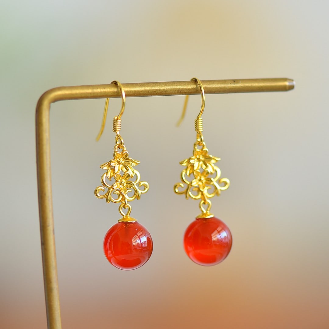 A Pair of Exquisite Sterling Silver-Gold Plated Inlaid Agate Earrings: A Pair of Exquisite Sterling Silver-Gold Plated Inlaid Agate Earrings,Size:0.4inx0.4in 一对纯银镀金镶玛瑙耳环