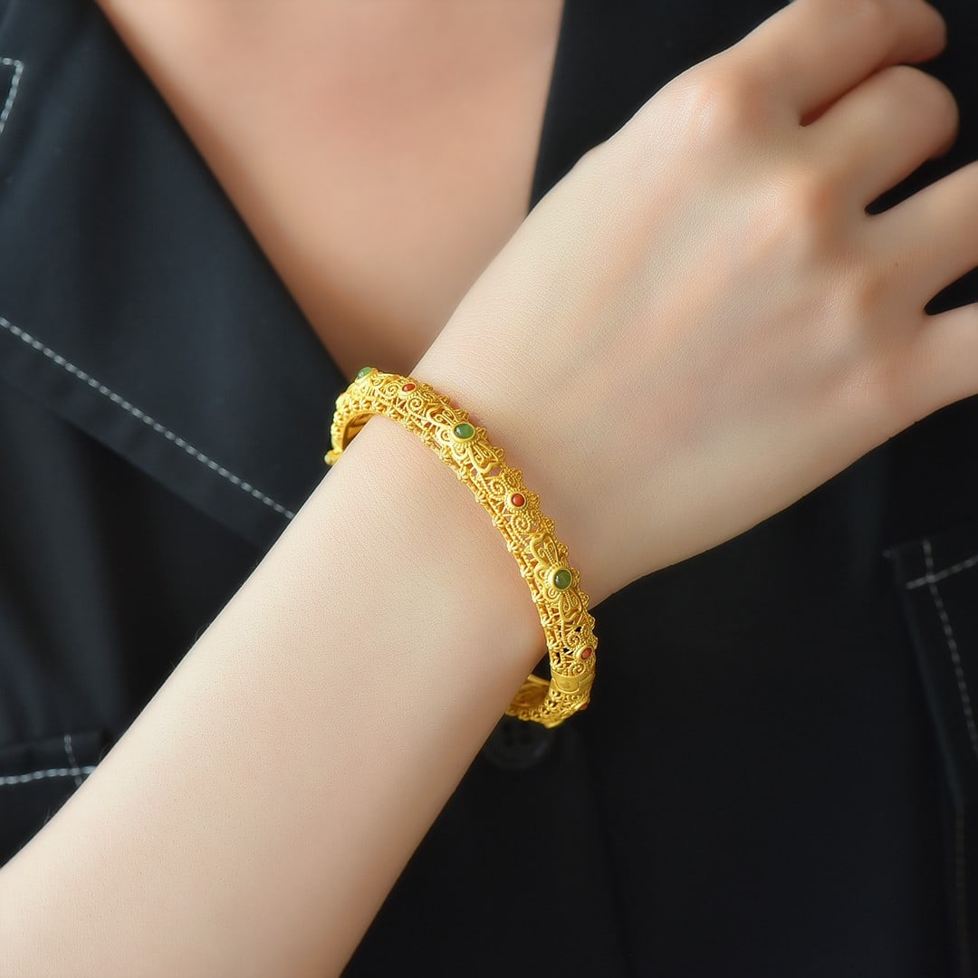 An Exquisite Sterling Silver-Gold Plated Inlaid Jasper Bracelet: An Exquisite Sterling Silver-Gold Plated Inlaid Jasper Bracelet 纯银镀金镶碧玉手镯