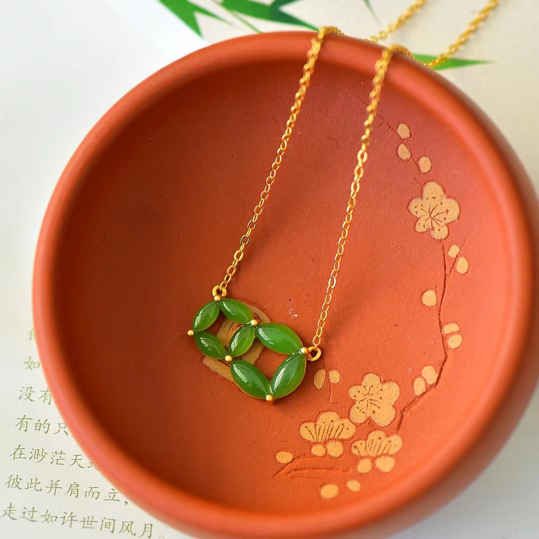 An Exquisite Sterling Silver-Gold Plated Inlaid Jasper Pendant: An Exquisite Sterling Silver-Gold Plated Inlaid Jasper Pendant 纯银镀金镶碧玉项链