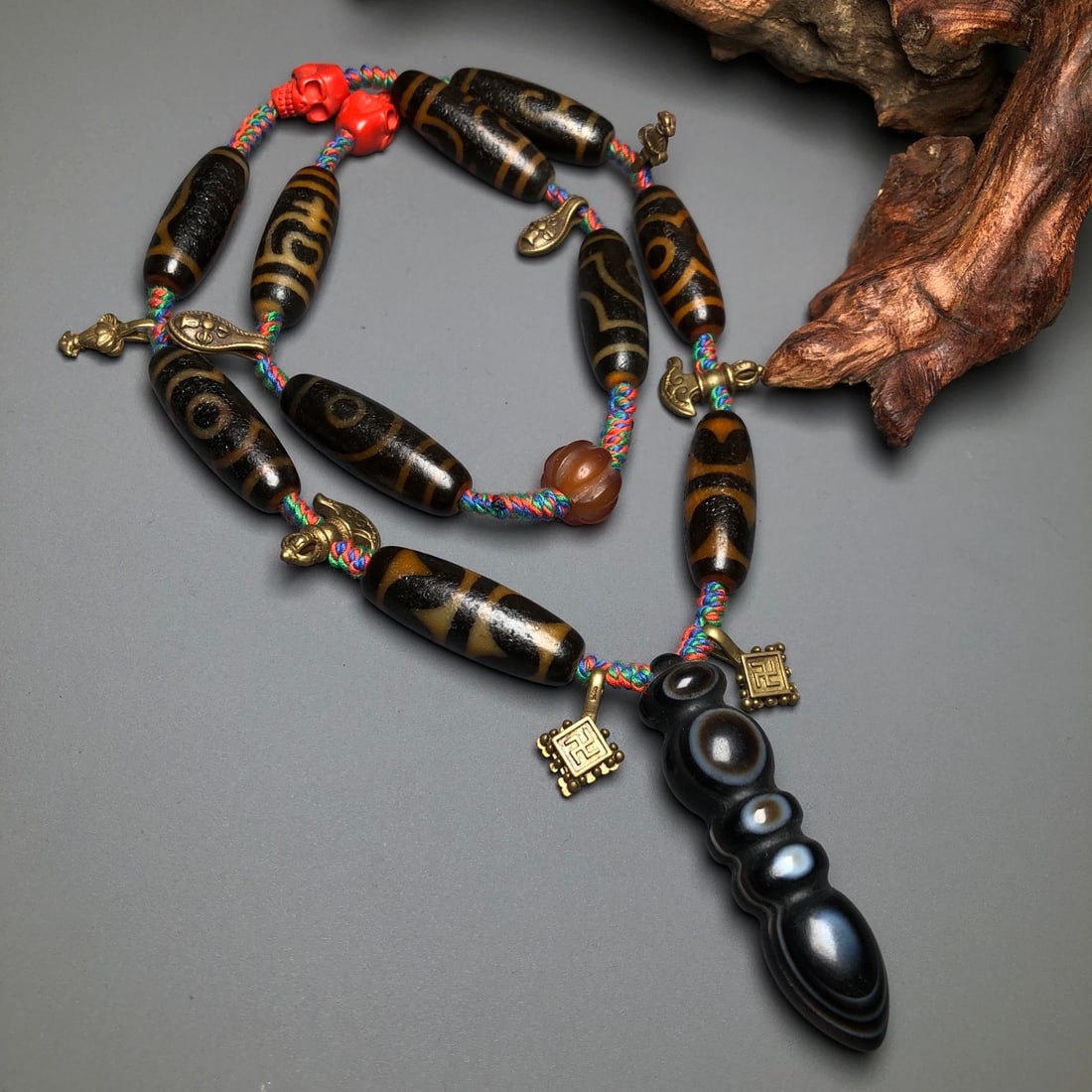 A Precious Dzi Bead Necklace: A Precious Dzi Bead Necklace,Size:1.5inx0.5in 天珠项链
