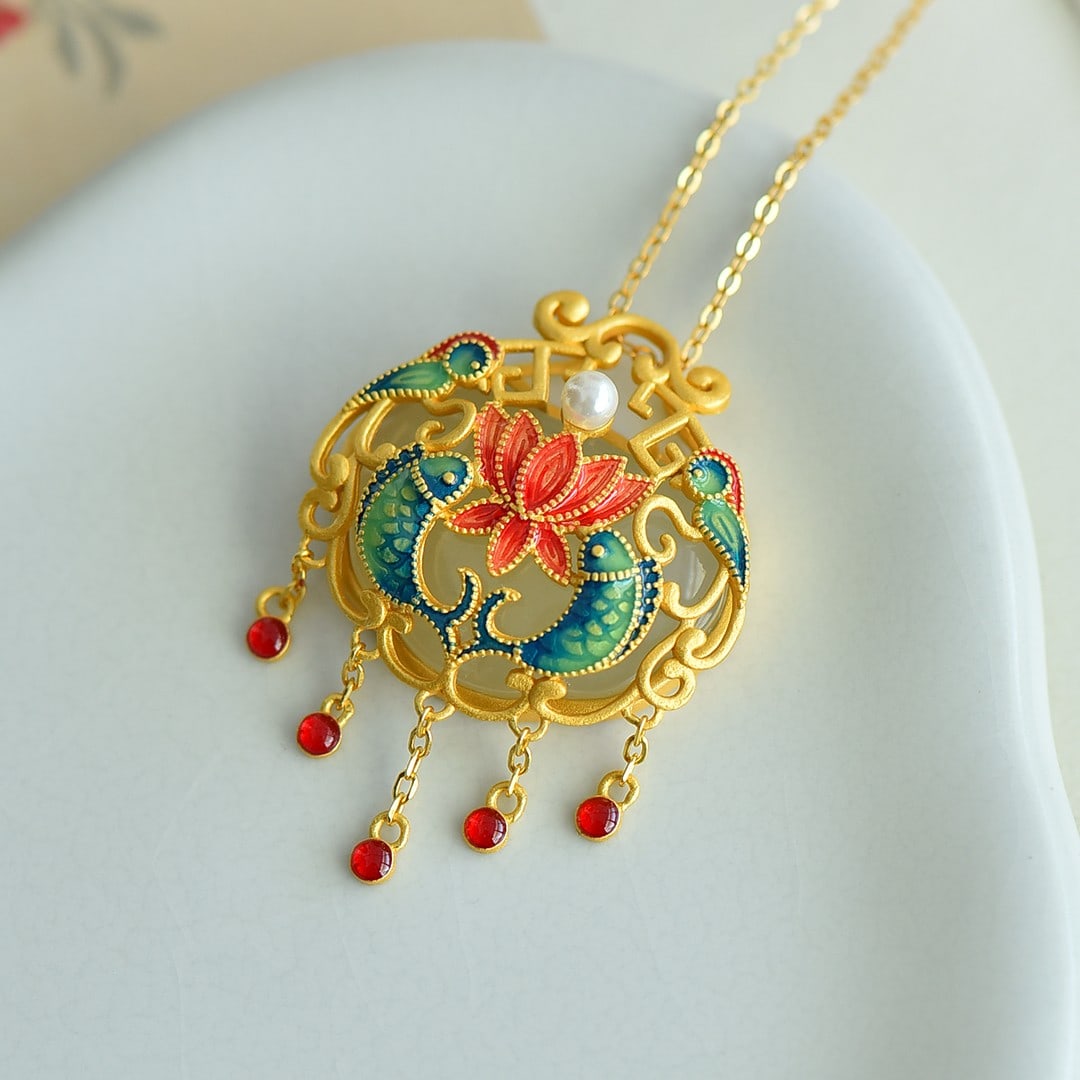 An Exquisite Sterling Silver Inlaid White Jade Fish Pattern Necklace: An Exquisite Sterling Silver Inlaid White Jade Fish Pattern Necklace 纯银镶白玉鱼纹项链