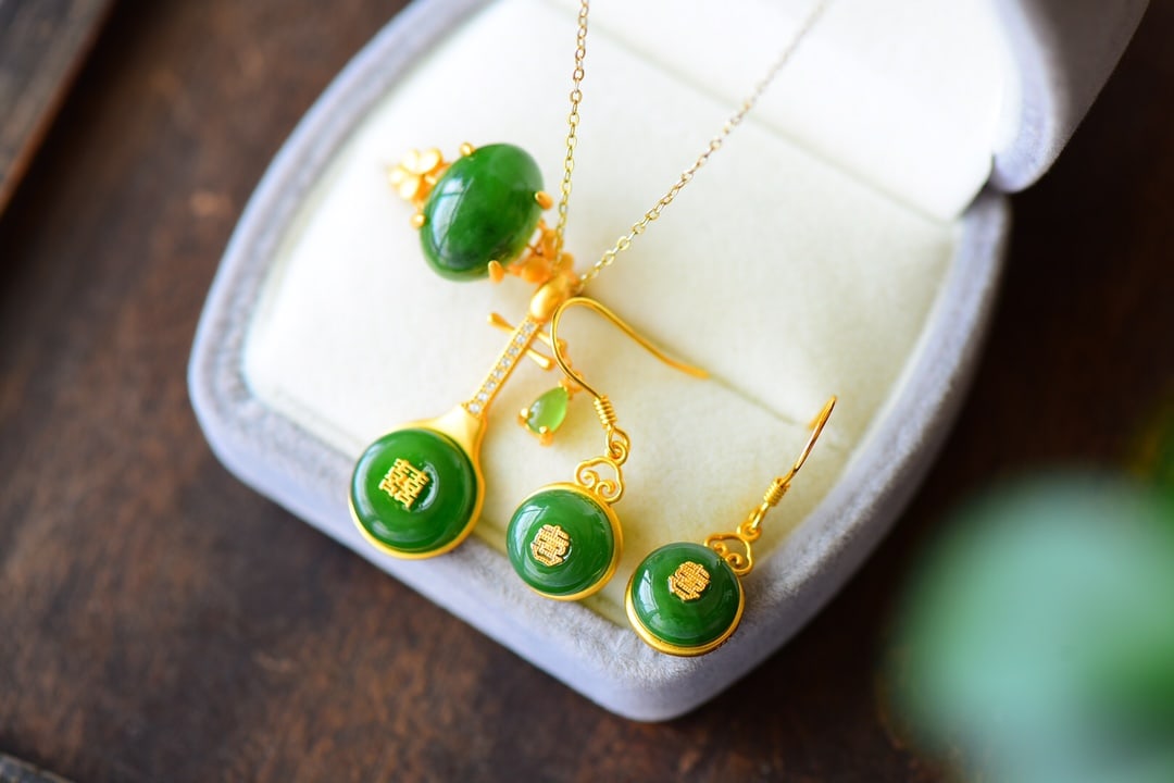 A Set of Fine Sterling Silver-Gold Plated Inlaid Jasper Jewelry: A Set of Fine Sterling Silver-Gold Plated Inlaid Jasper Jewelry,Size:(Necklace)0.5inx1.2in,(Ring)0.4inx0.6in,(Earring)0.4inx1.1in 一套纯银镀金镶碧஍