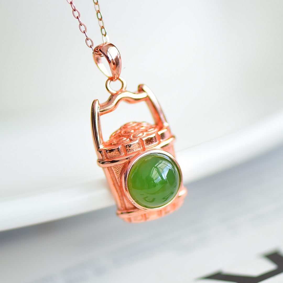 An Exquisite Sterling Silver-Gold Plated Inlaid Jasper Pendant: Sterling Silver-Gold Plated Inlaid Jasper Pendant , Size :0.3inx0.3in 纯银镀金镶碧玉吊坠,尺寸:0.3inx0.3in