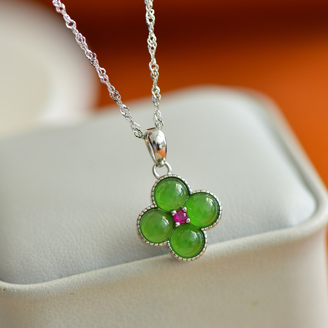 An Exquisite Sterling Silver Inlaid Jasper Pendant,Inlaid Diamond: An Exquisite Sterling Silver Inlaid Jasper Pendant,Inlaid Diamond,Size:0.2inx0.2in 纯银镶碧玉项链,嵌钻石