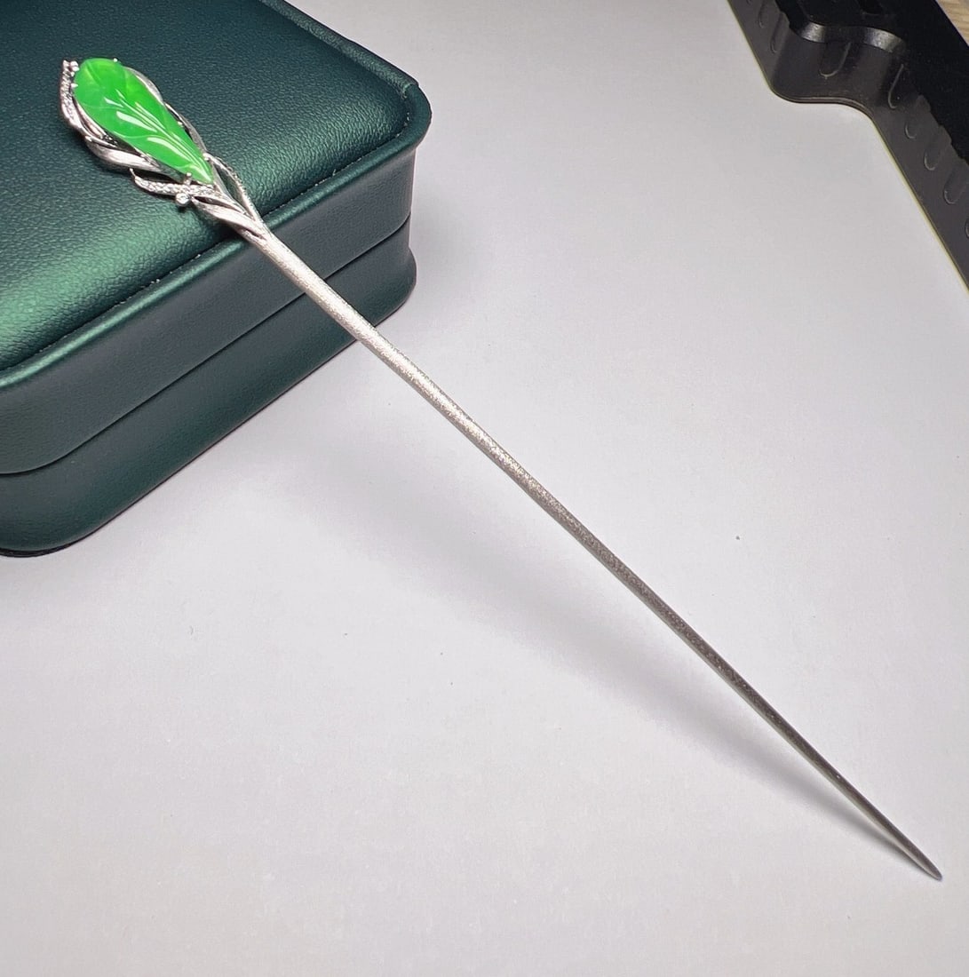 An Exquisite 18k Gold Diamond Inlaid Jadeite Hairpin (1 of 5)