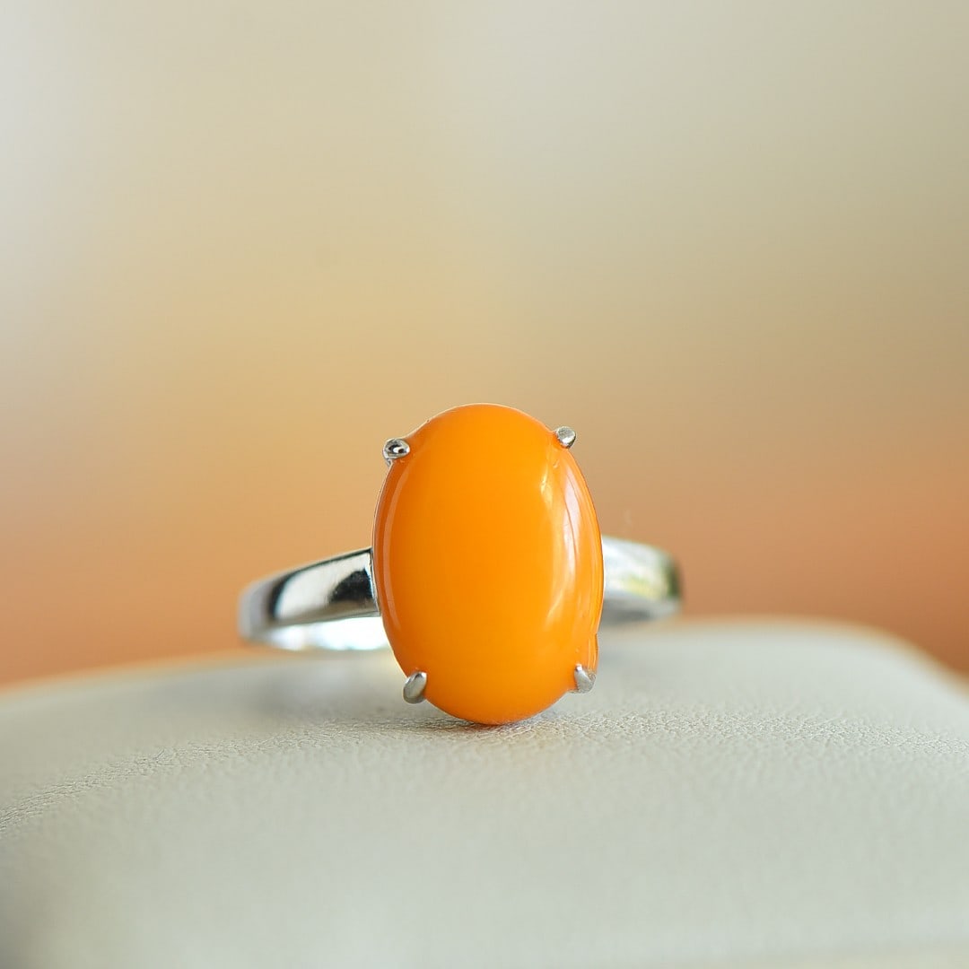 An Exquisite Sterling Silver Inlaid Beeswax Ring: An Exquisite Sterling Silver Inlaid Beeswax Ring,Size:0.4inx0.6in 纯银镶蜜蜡戒指