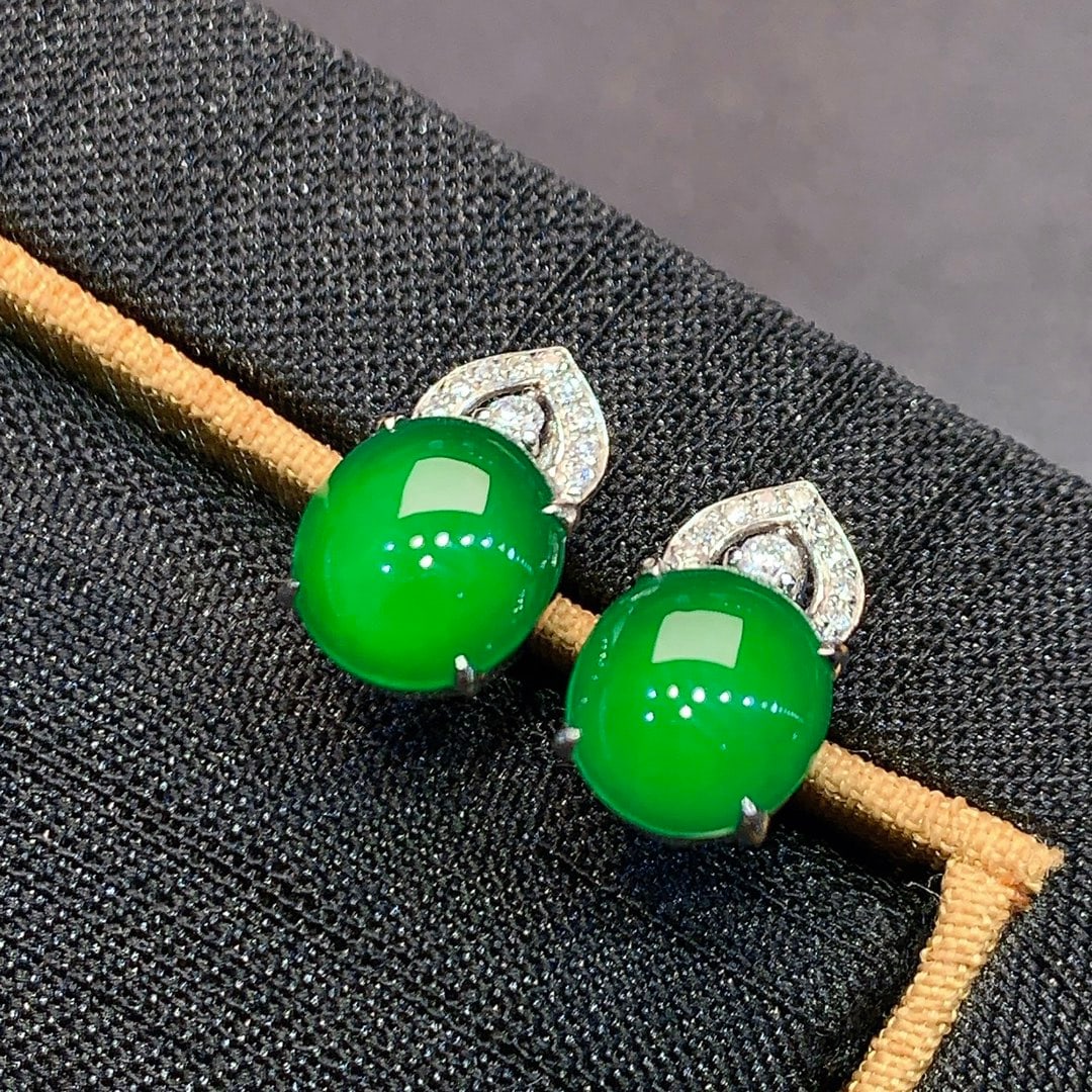 A Pair of Exquisite 18k Gold Diamond Inlaid Jadeite Earrings: A Pair of Exquisite 18k Gold Diamond Inlaid Jadeite Earrings,Size(Loose Stone):0.3inx0.3inx0.1in 一对18k金钻镶嵌翡翠耳钉