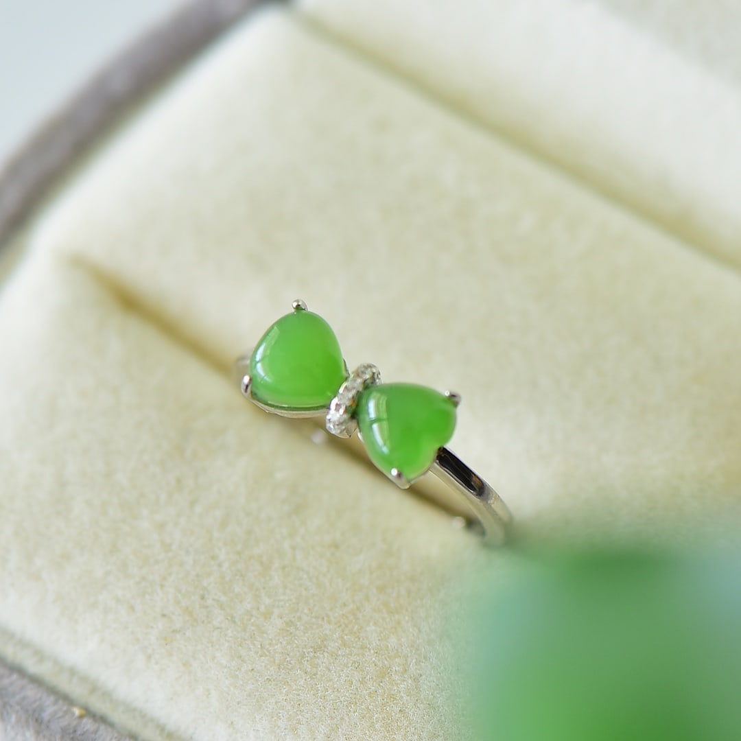 An Exquisite Sterling Silver Inlaid Jasper Ring,Inlaid Diamond: An Exquisite Sterling Silver Inlaid Jasper Ring,Inlaid Diamond,Size:0.2inx0.6in 纯银镶碧玉戒指,嵌钻石