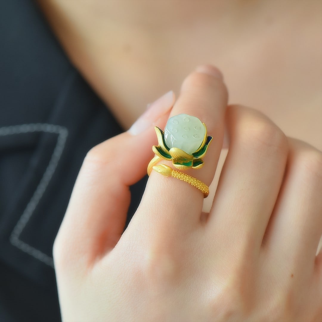 An Exquisite Sterling Silver-Gold Plated Inlaid White Jade Ring: An Exquisite Sterling Silver-Gold Plated Inlaid White Jade Ring,Size:0.5inx0.5in 纯银镀金镶白玉戒指