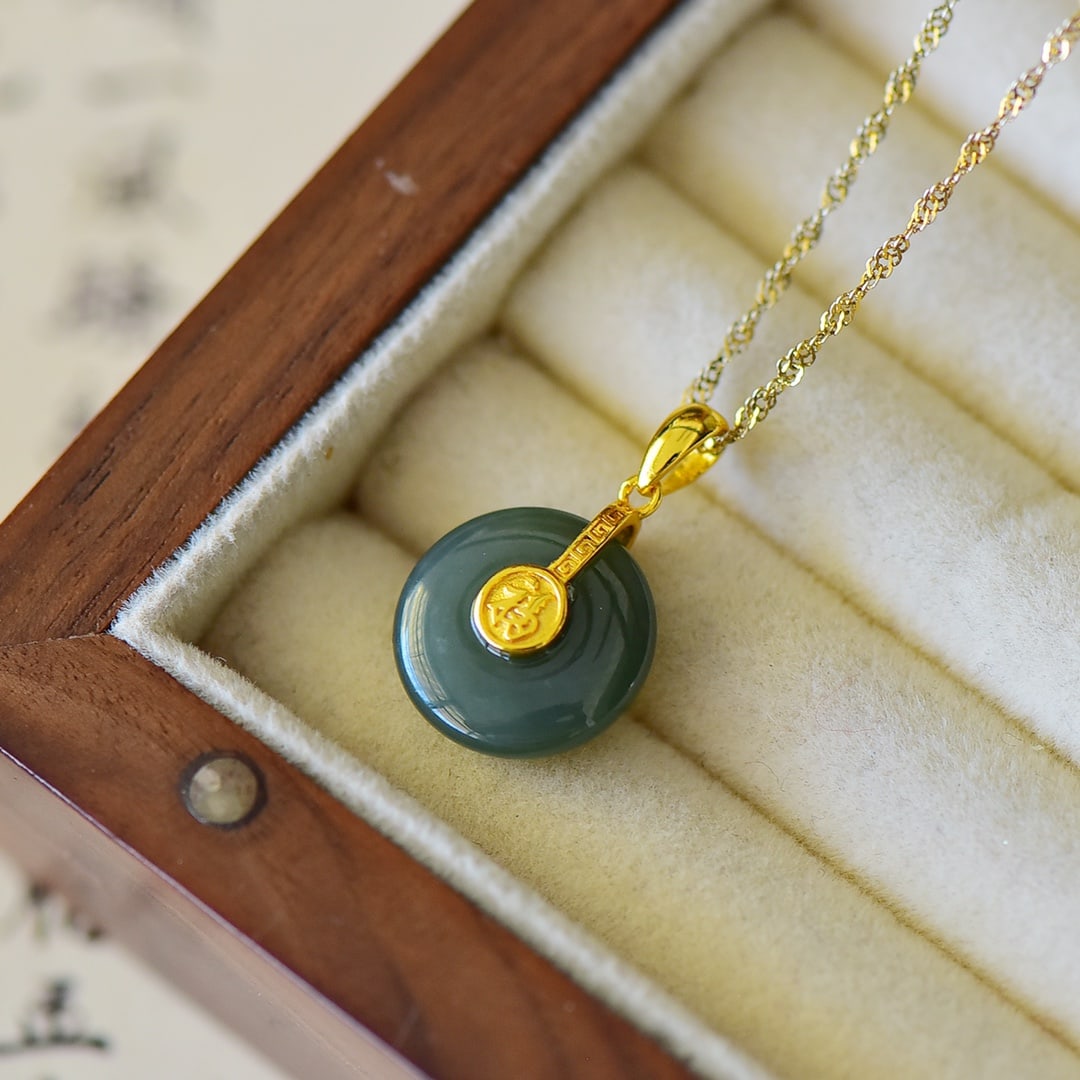 An Exquisite Sterling Silver-Gold Plated Inlaid Jasper Pendant: An Exquisite Sterling Silver-Gold Plated Inlaid Jasper Pendant,Size:0.6inx0.6in 纯银镀金镶碧玉吊坠