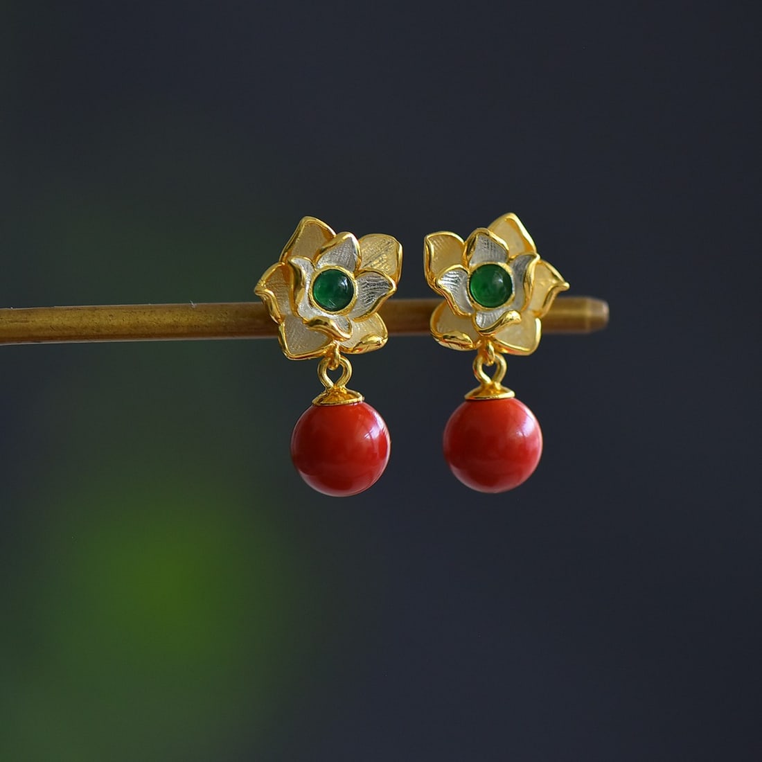 A Pair of Exquisite Sterling Silver-Gold Plated Inlaid Cinnabar Earrings: A Pair of Exquisite Sterling Silver-Gold Plated Inlaid Cinnabar Earrings,Size:0.3inx0.3in 一对纯银镀金镶朱砂耳环