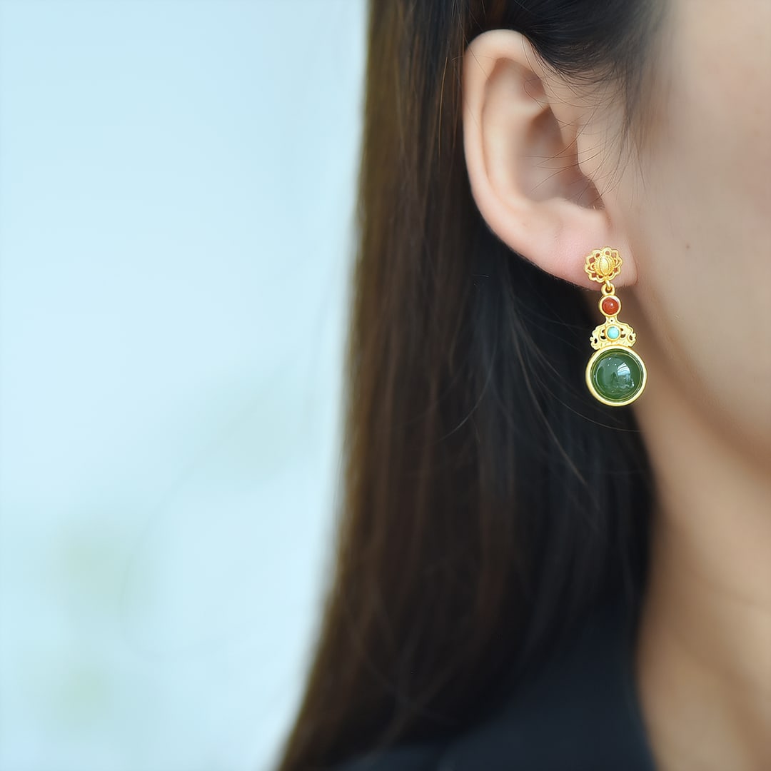 A Pair of Exquisite Sterling Silver-Gold Plated Inlaid Jasper Earrings: A Pair of Exquisite Sterling Silver-Gold Plated Inlaid Jasper Earrings 一对纯银镀金镶碧玉耳环