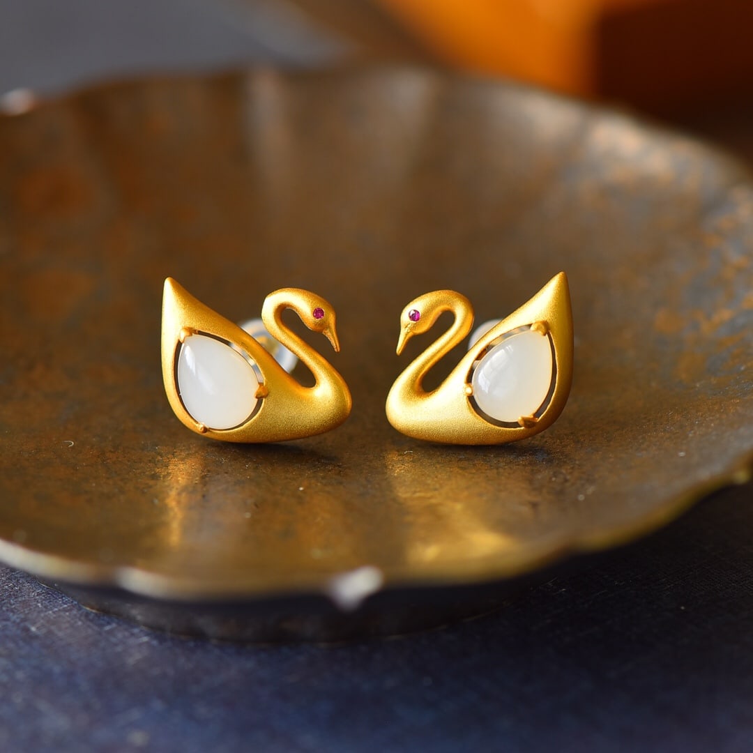 A Pair of Exquisite Sterling Silver-Gold Plated Inlaid White Jade Earrings: A Pair of Exquisite Sterling Silver-Gold Plated Inlaid White Jade Earrings,Size:0.7inx0.5in 一对纯银镀金镶白玉耳钉