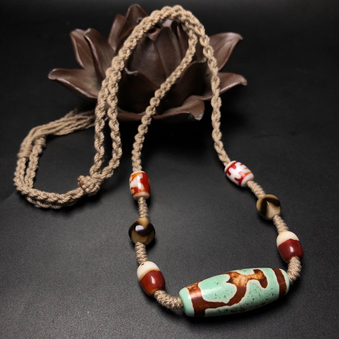 A Precious Dzi Bead Necklace: A Precious Dzi Bead Necklace,Size:1.5inx0.5in 天珠项链