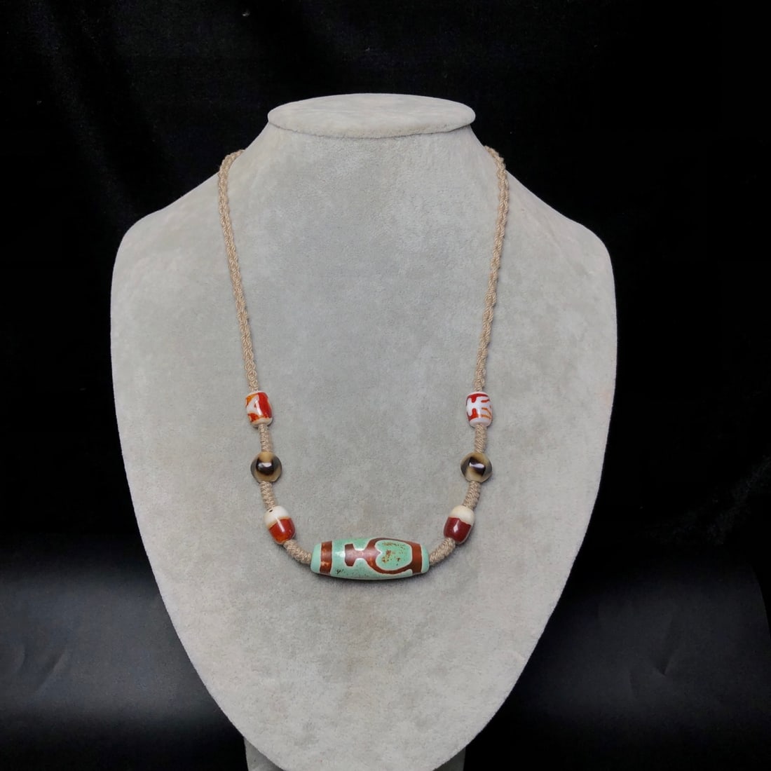 A Precious Dzi Bead Necklace - 9
