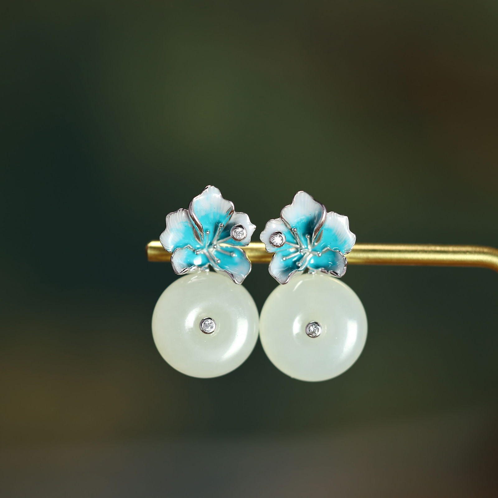 A Pair of Exquisite Sterling Silver Inlaid White Jade Earrings: A Pair of Sterling Silver Inlaid White Jade Earrings , Size :0.6inx0.6ins 一对纯银镶白玉耳环,尺寸:0.6inx0.6in