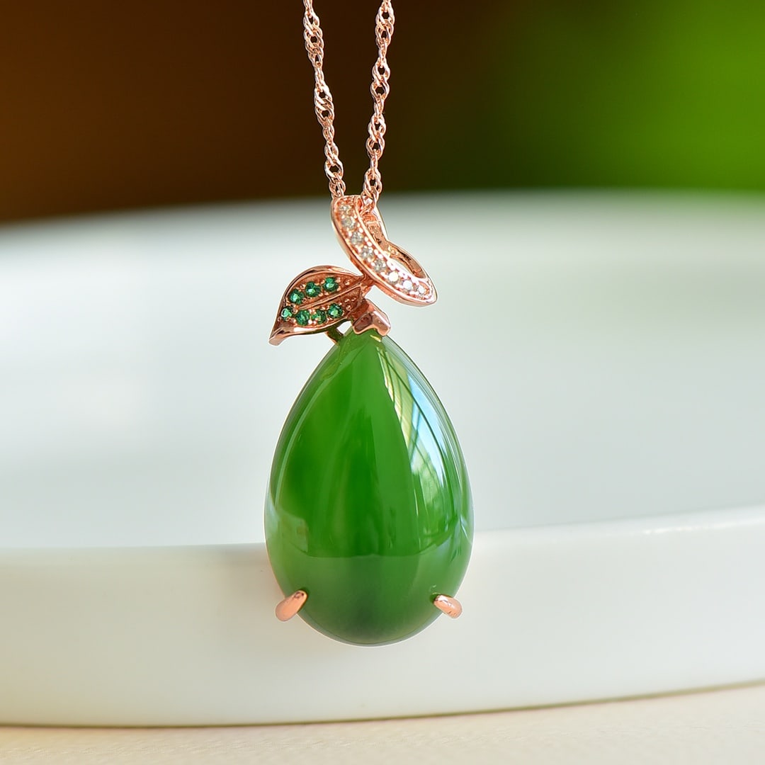 An Exquisite Sterling Silver-Gold Plated Inlaid Jasper Pendant,Inlaid Diamond: An Exquisite Sterling Silver-Gold Plated Inlaid Jasper Pendant,Inlaid Diamond 纯银镀金镶碧玉项链,嵌钻石