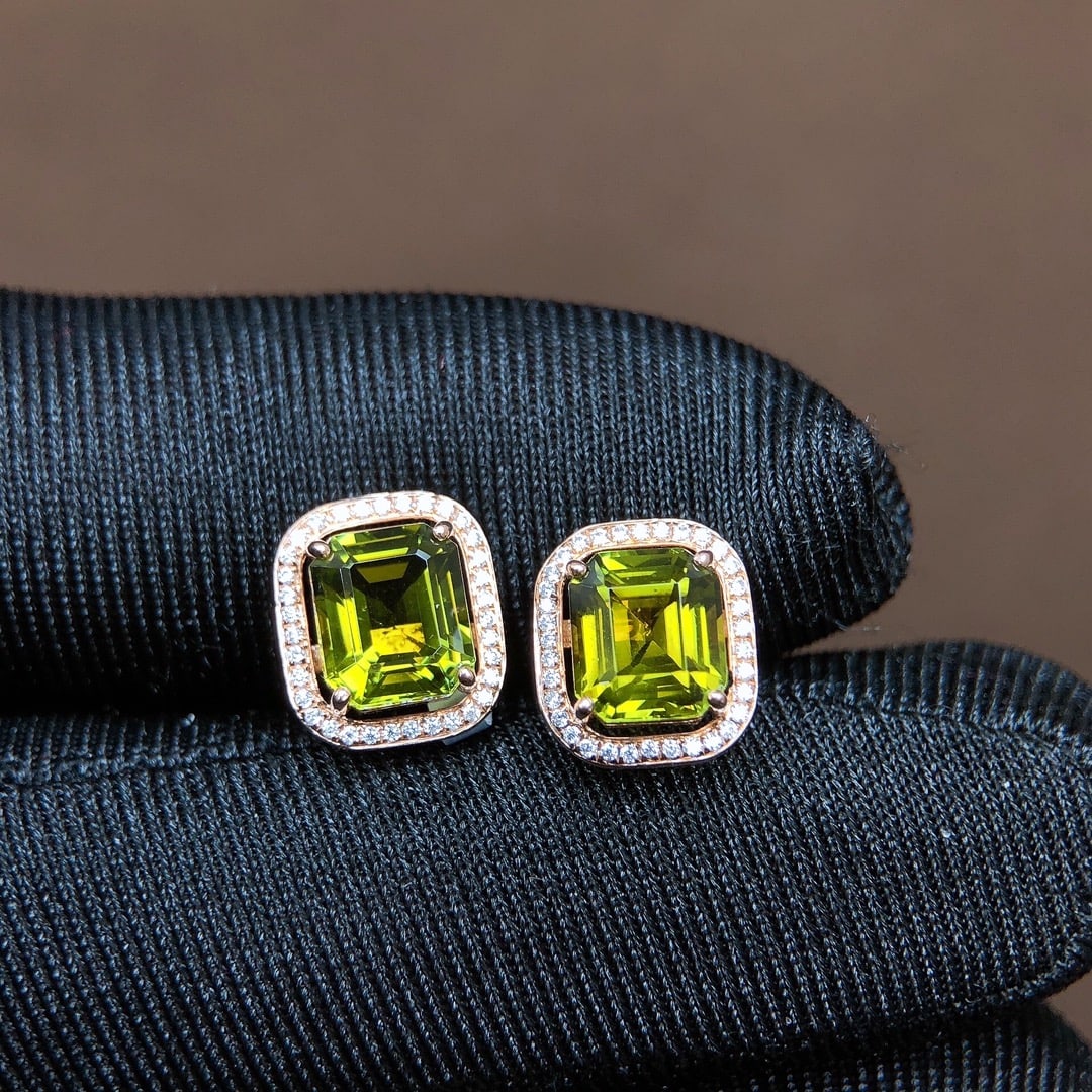 A Pair of 3.5Ctw Natural Tourmaline Earrings: A Pair of 3.5Ctw Natural Tourmaline Earrings,Size:0.3inx0.2in 一对3.5Ctw天然碧玺耳钉