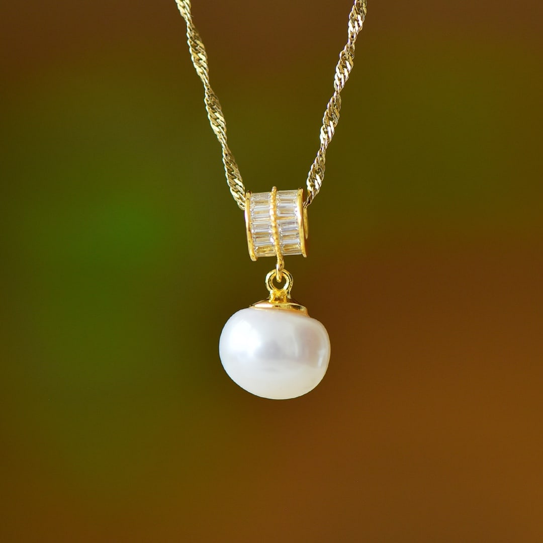 An Exquisite Sterling Silver-Gold Plated Inlaid Pearl Necklace: An Exquisite Sterling Silver-Gold Plated Inlaid Pearl Necklace,Size:0.4inx0.4in 纯银镀金镶珍珠项链