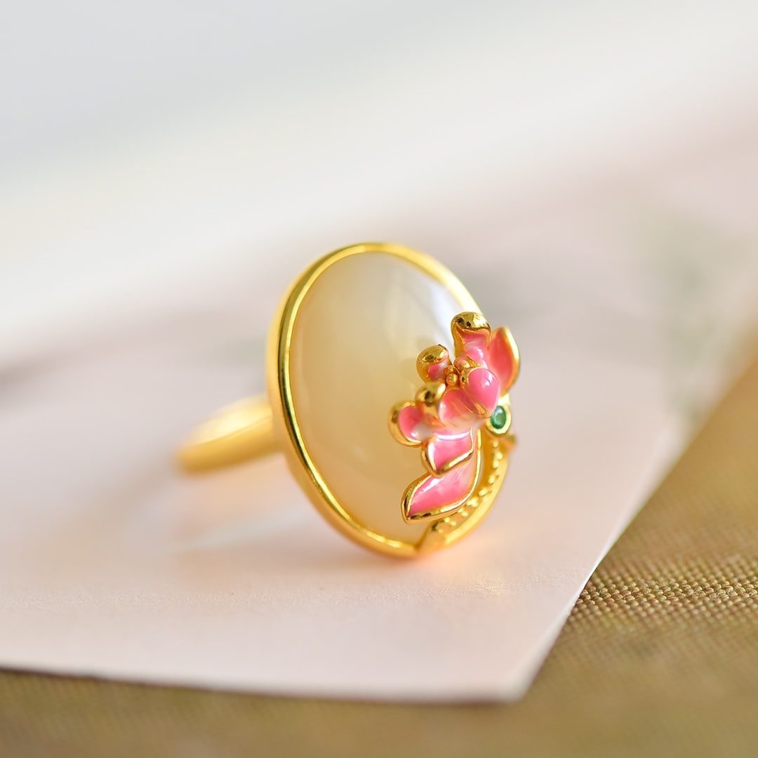 An Exquisite Sterling Silver-Gold Plated Inlaid White Jade Ring,Inlaid Gems: An Exquisite Sterling Silver-Gold Plated Inlaid White Jade Ring,Inlaid Gems 纯银镀金镶白玉戒指,嵌宝石