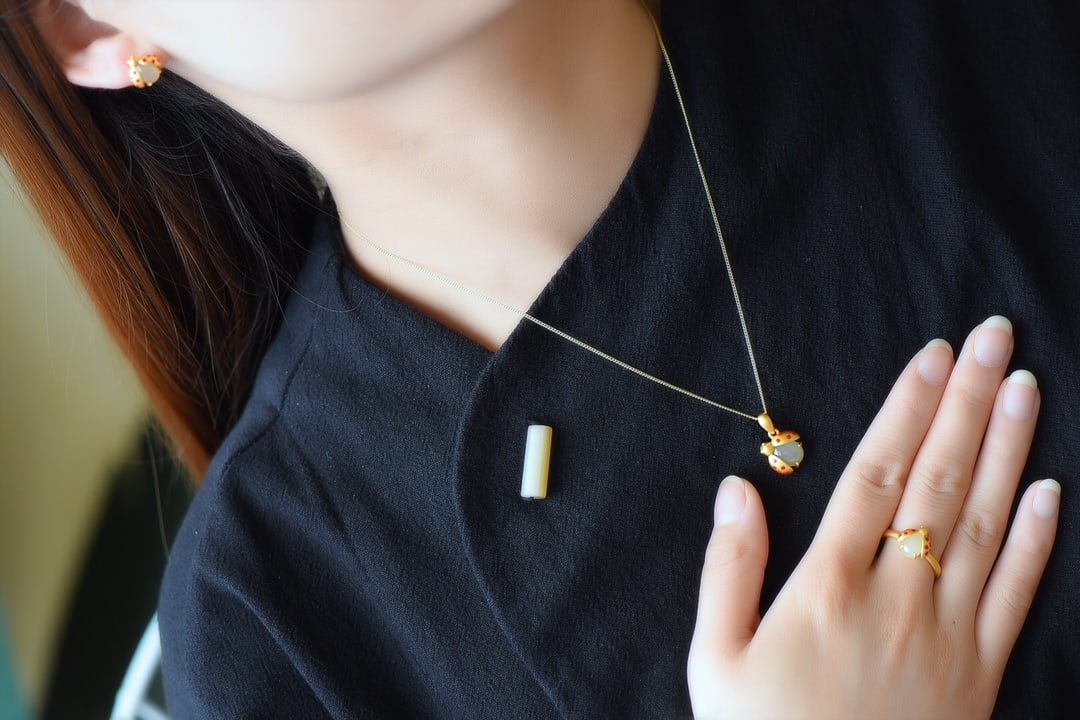 A Set of Fine Sterling Silver-Gold Plated Inlaid White Jade Jewelrys: A Set of Fine Sterling Silver-Gold Plated Inlaid White Jade Jewelrys,Size:(Earrings)0.2inx0.3in,(Pendant)0.3inx0.4in,(Ring)0.2inx0.3in 