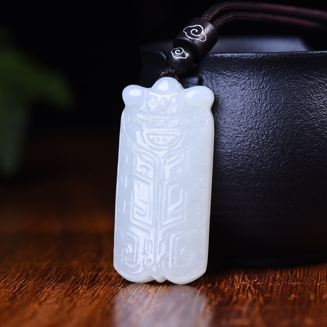 An Exquisite White Jade Cicada Pendant: An Exquisite White Jade Cicada Pendant,Size:1.8inx0.8inx0.3in (寓意)仿古蝉 寓意吉祥 一鸣惊人 白玉蝉ý