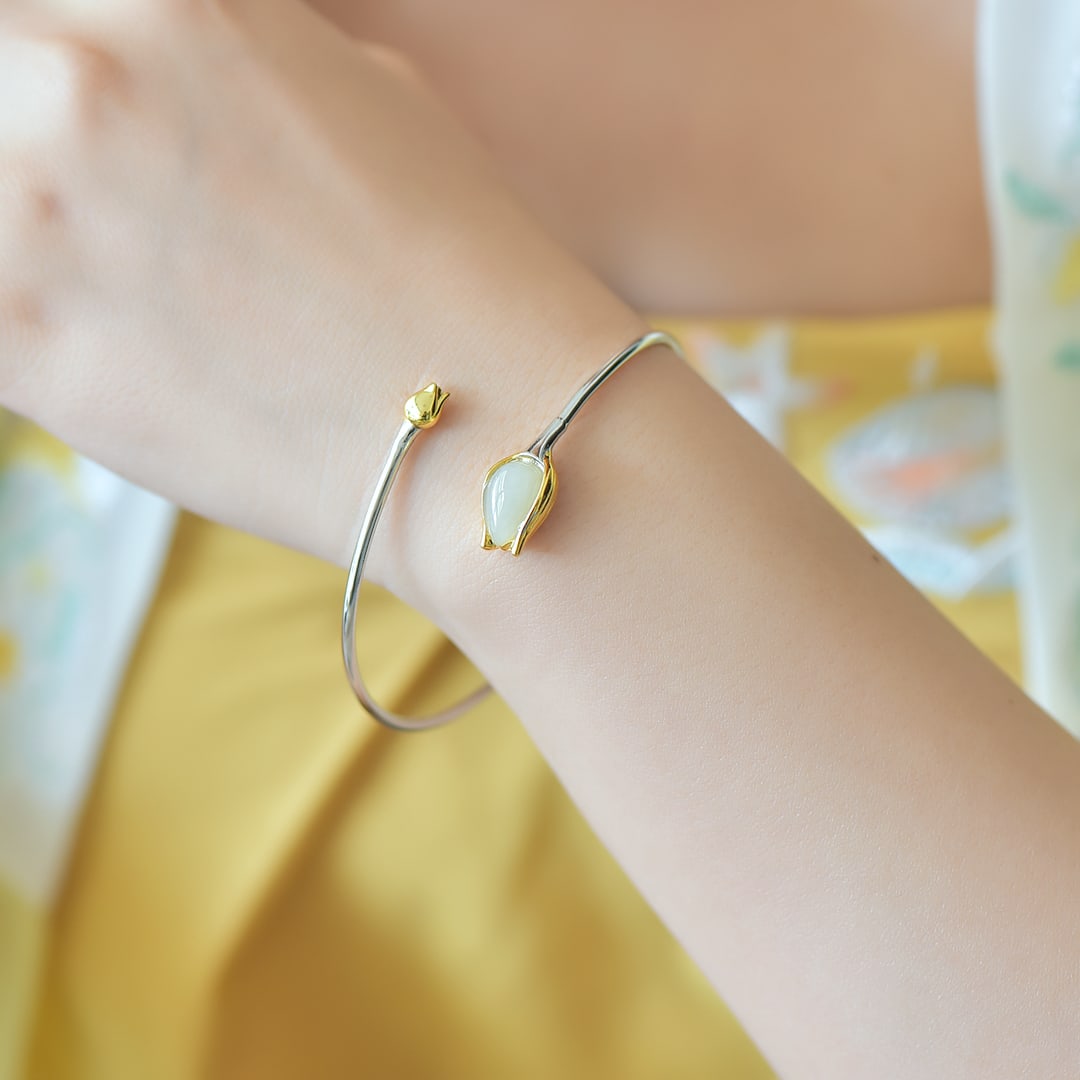 An Exquisite Sterling Silver Inlaid White Jade Bracelets: An Exquisite Sterling Silver Inlaid White Jade Bracelets,Size:0.3inx0.4in 纯银镶白玉手镯