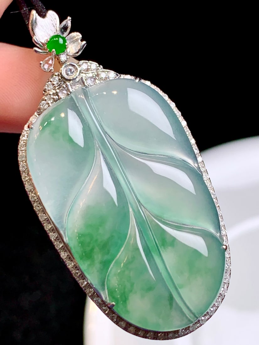 An Exquisite 18k Gold Diamond Inlaid Jadeite Pendant: An Exquisite 18k Gold Diamond Inlaid Jadeite Pendant,Size(Loose Stone):1.4inx0.9inx0.2in 18k金钻镶嵌翡翠吊坠