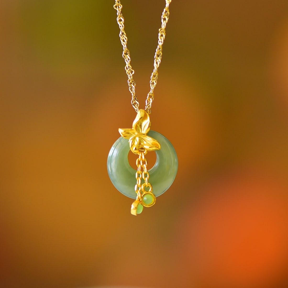 An Exquisite Sterling Silver-Gold Plated Inlaid Greenish Jade Pendant: An Exquisite Sterling Silver-Gold Plated Inlaid Greenish Jade Pendant,Size:0.6inx0.6in 纯银镀金镶青白玉吊坠