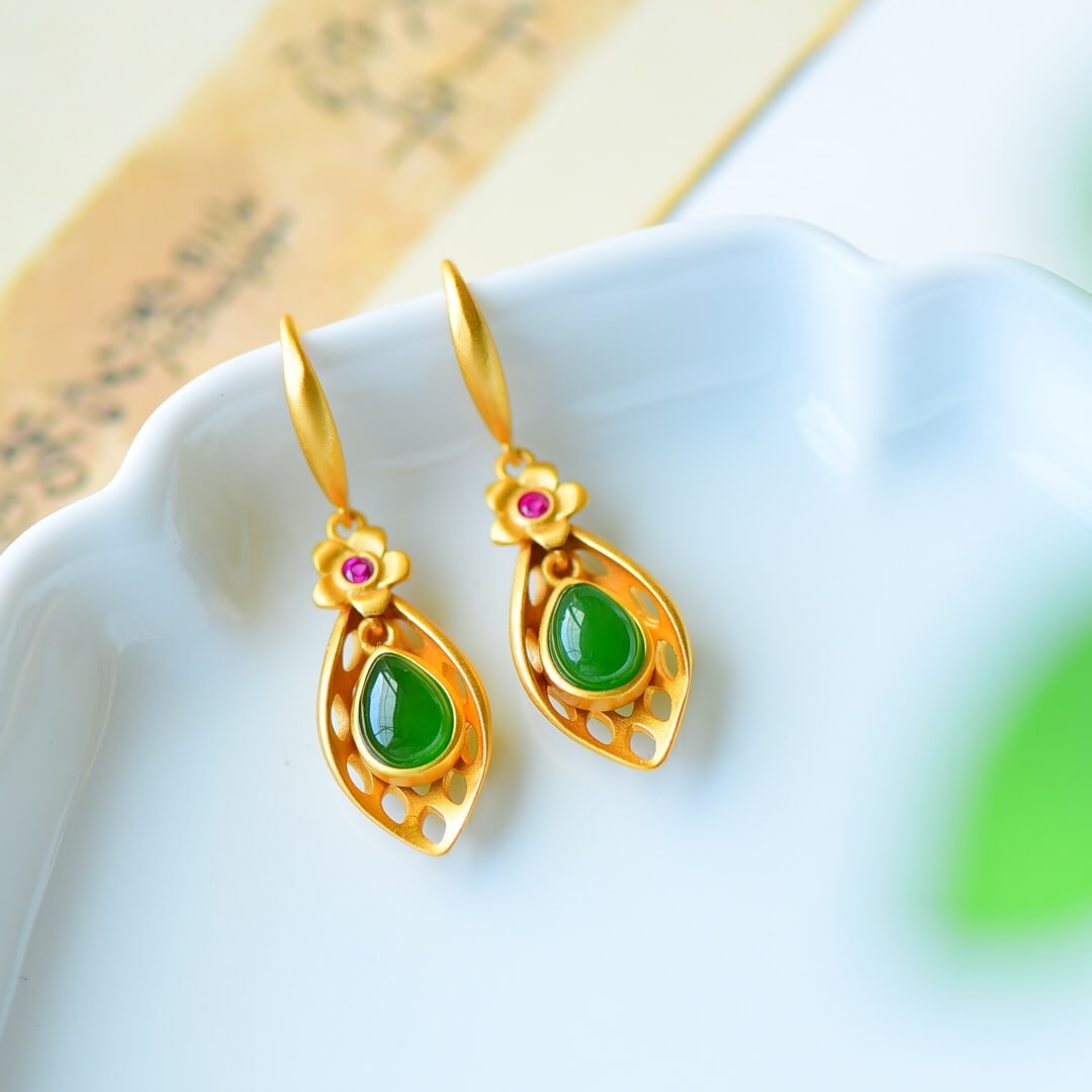 A Pair of Exquisite Sterling Silver-Gold Plated Inlaid Jasper Earrings: A Pair of Exquisite Sterling Silver-Gold Plated Inlaid Jasper Earrings,Size:0.4inx1.3in 一对纯银镀金镶碧玉耳环