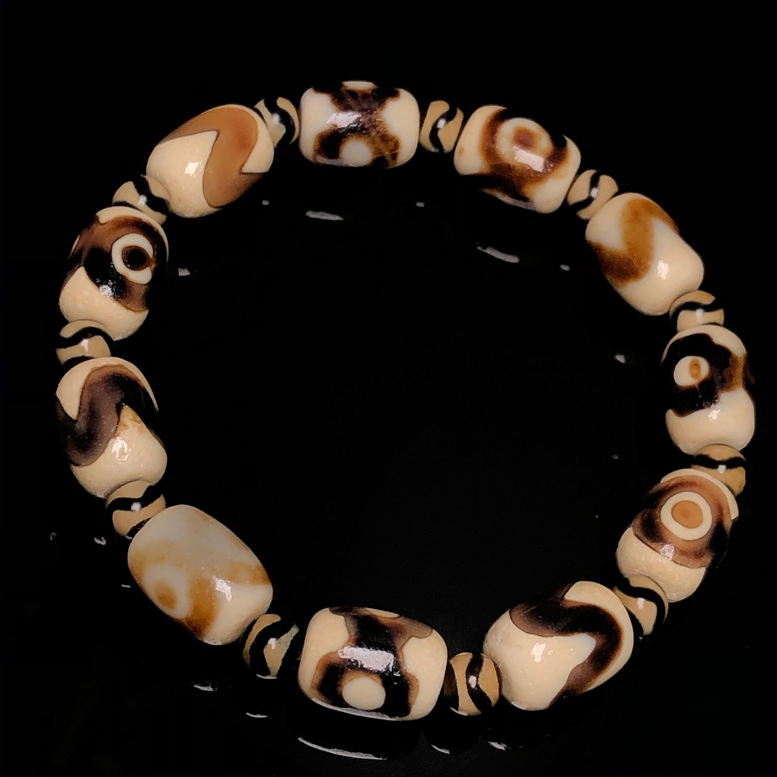 A Precious Dzi Bead Bracelets: A Precious Dzi Bead Bracelets,Size:0.5inx0.4in 天珠手串