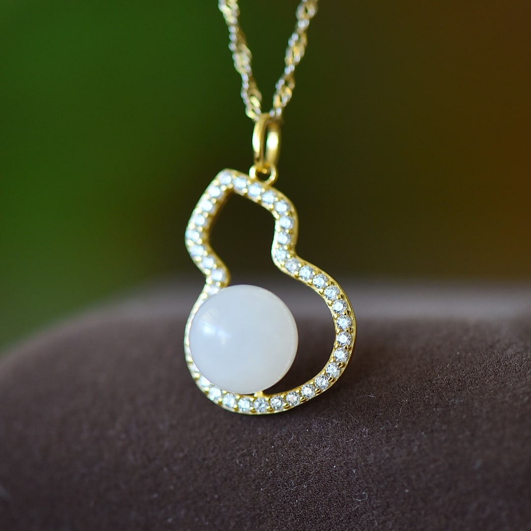 An Exquisite Sterling Silver-Gold Plated Inlaid White Jade Pendant: An Exquisite Sterling Silver-Gold Plated Inlaid White Jade Pendant,Size:0.4inx0.4in 纯银镀金镶白玉吊坠