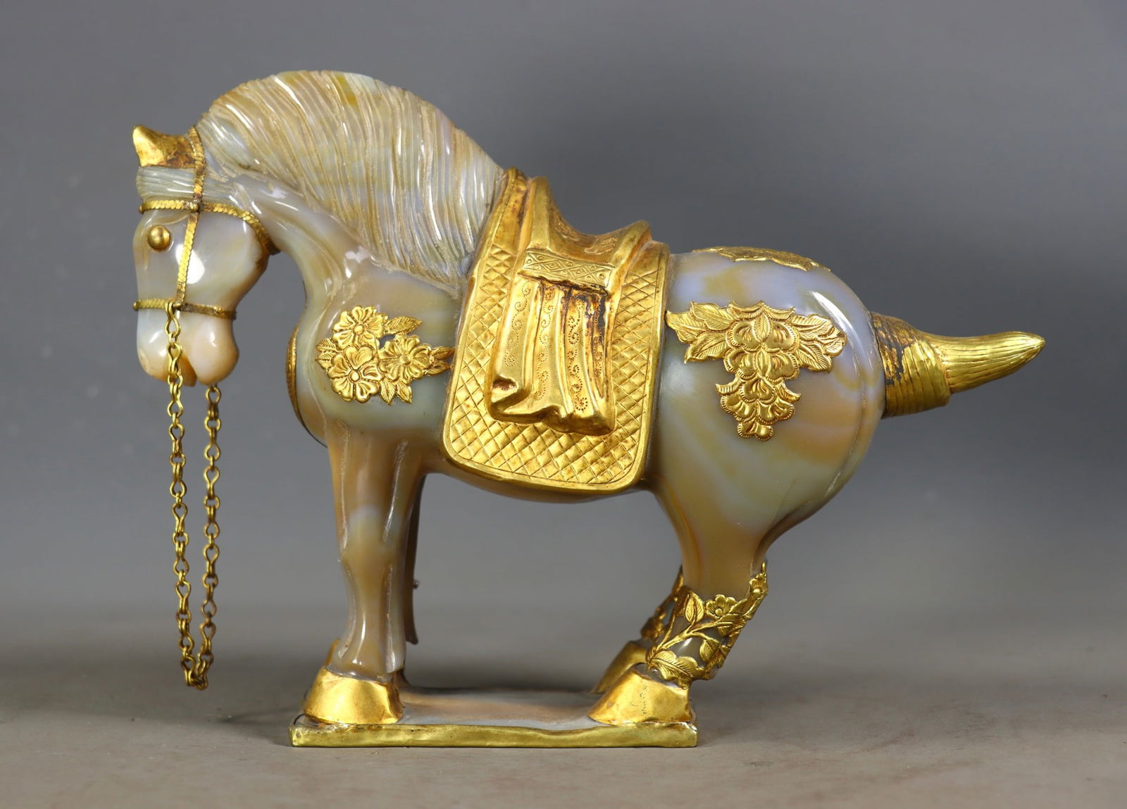 An Exquisite Agate Cover with Gold Horse Ornament: An Exquisite Agate Cover with Gold Horse Ornament Qing Dynasty, China Size:6.7inx8.5inx2in Weight:1583g玛瑙包金马摆件 中国清代