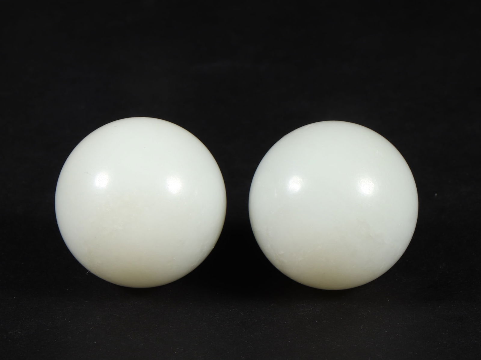 A Pair of Exquisite White Jade Ornament: A Pair of Exquisite White Jade Ornament Qing Dynasty, China Diameter Size:1.2in Weight:86g一对白玉摆件 中国清代 Diameter Size:3cm Weight:86g