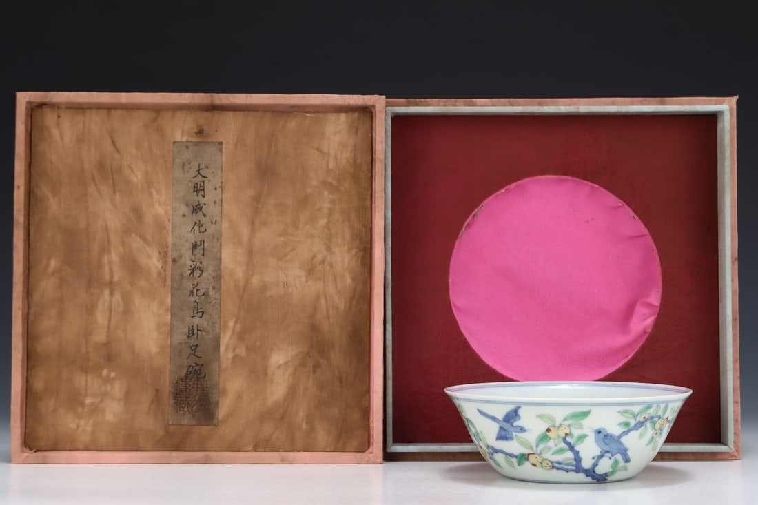 An Exquisite Doucai Flower and Bird Pattern Bowl: An Exquisite Doucai Flower and Bird Pattern Bowl Ming Dynasty, China Chenghua Six-character Mark Size:1.9inx5.5in斗彩花鸟卧足碗