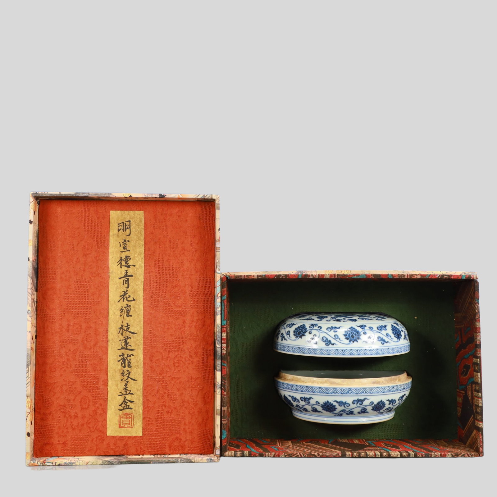 A Exquisite Blue and White Lotus Pattern Dragon Pattern Box (1 of 10)