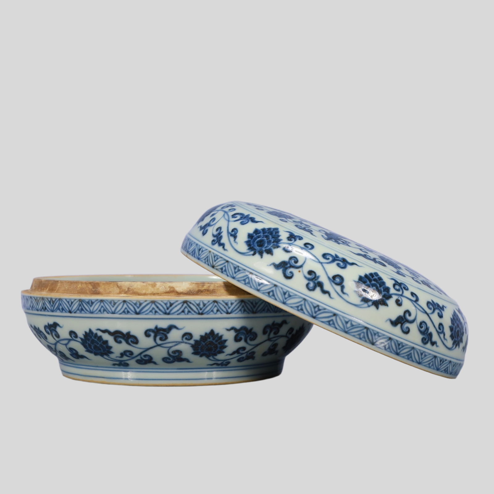 A Exquisite Blue and White Lotus Pattern Dragon Pattern Box - 9