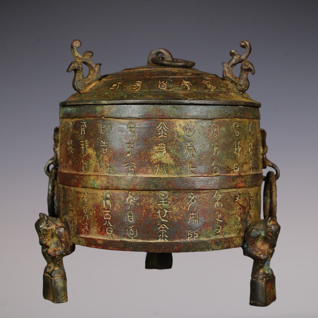 An Exquisite Bronze Beast-Face Pattern With Inscription Tripod Censer: An Exquisite Bronze Beast-Face Pattern With Inscription Tripod Censer W.Zhou , China Size:7.9inx8.7in Weight:2800g青铜铭文熊足仓