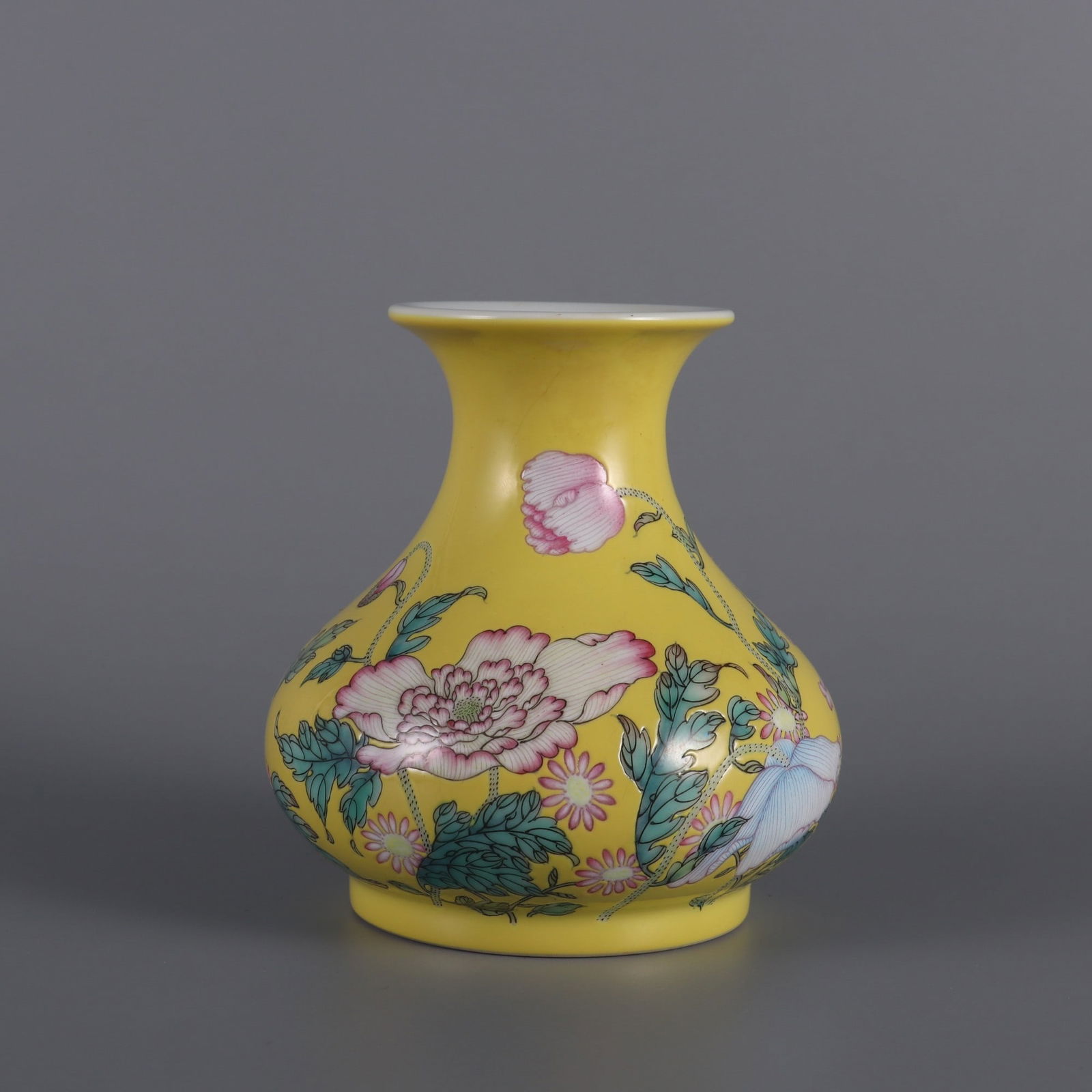 An Exquisite Enamel Flower Pattern Vase: An Exquisite Enamel Flower Pattern Vase Qing Dynasty, China Yongzheng Four-character Mark Size:4.1inx3.7in黄地珐琅彩虞美人孛芥瓶 È