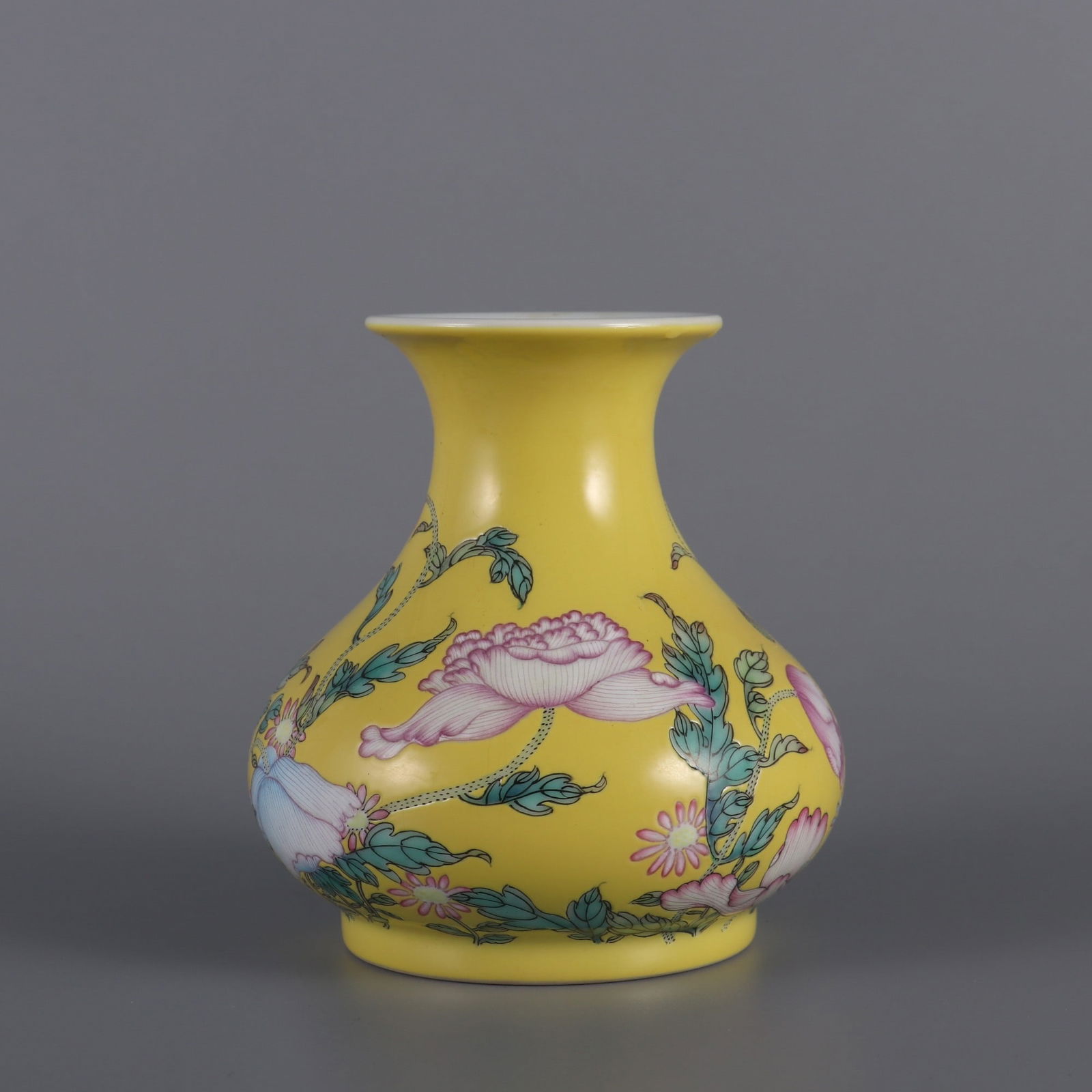 An Exquisite Enamel Flower Pattern Vase - 2