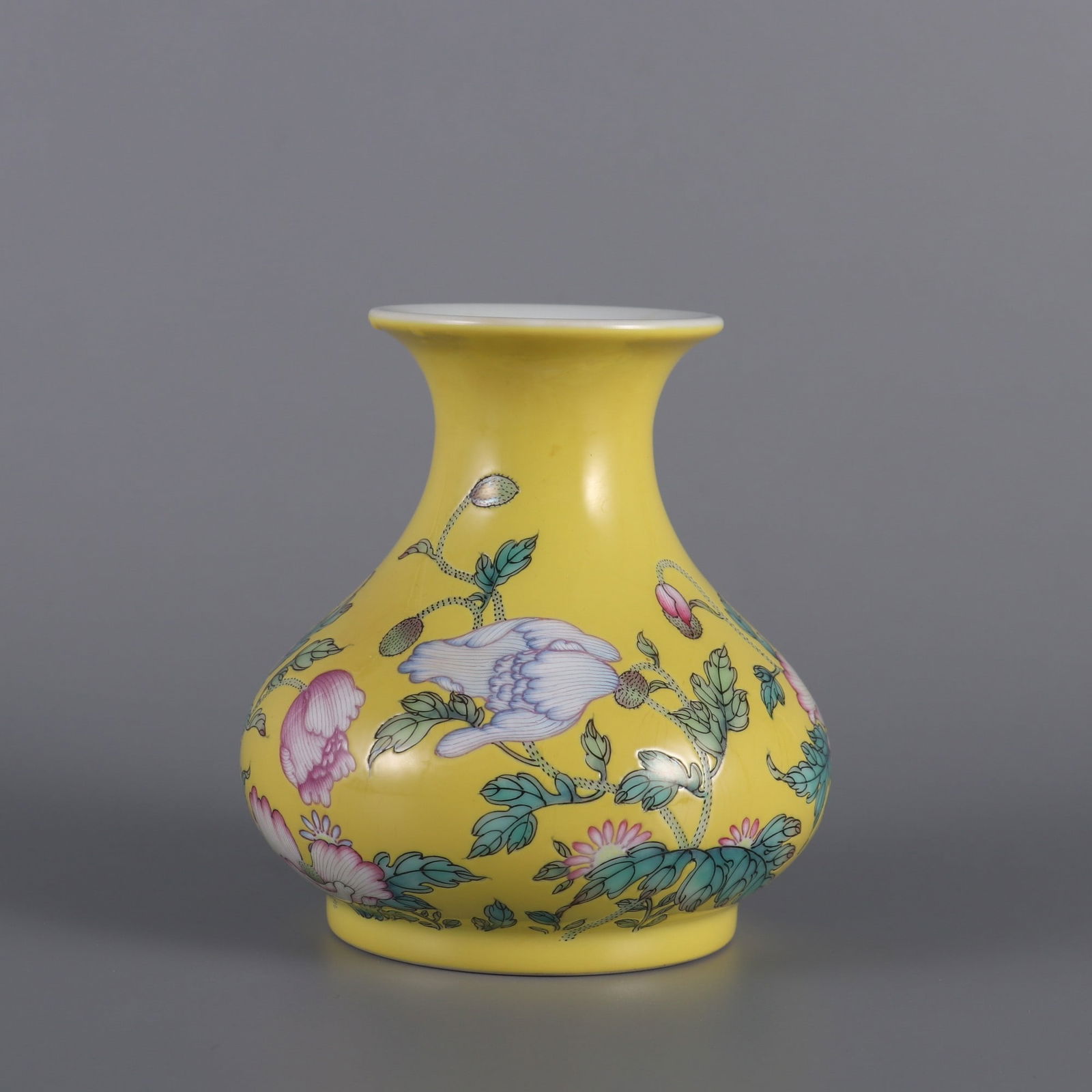 An Exquisite Enamel Flower Pattern Vase - 3