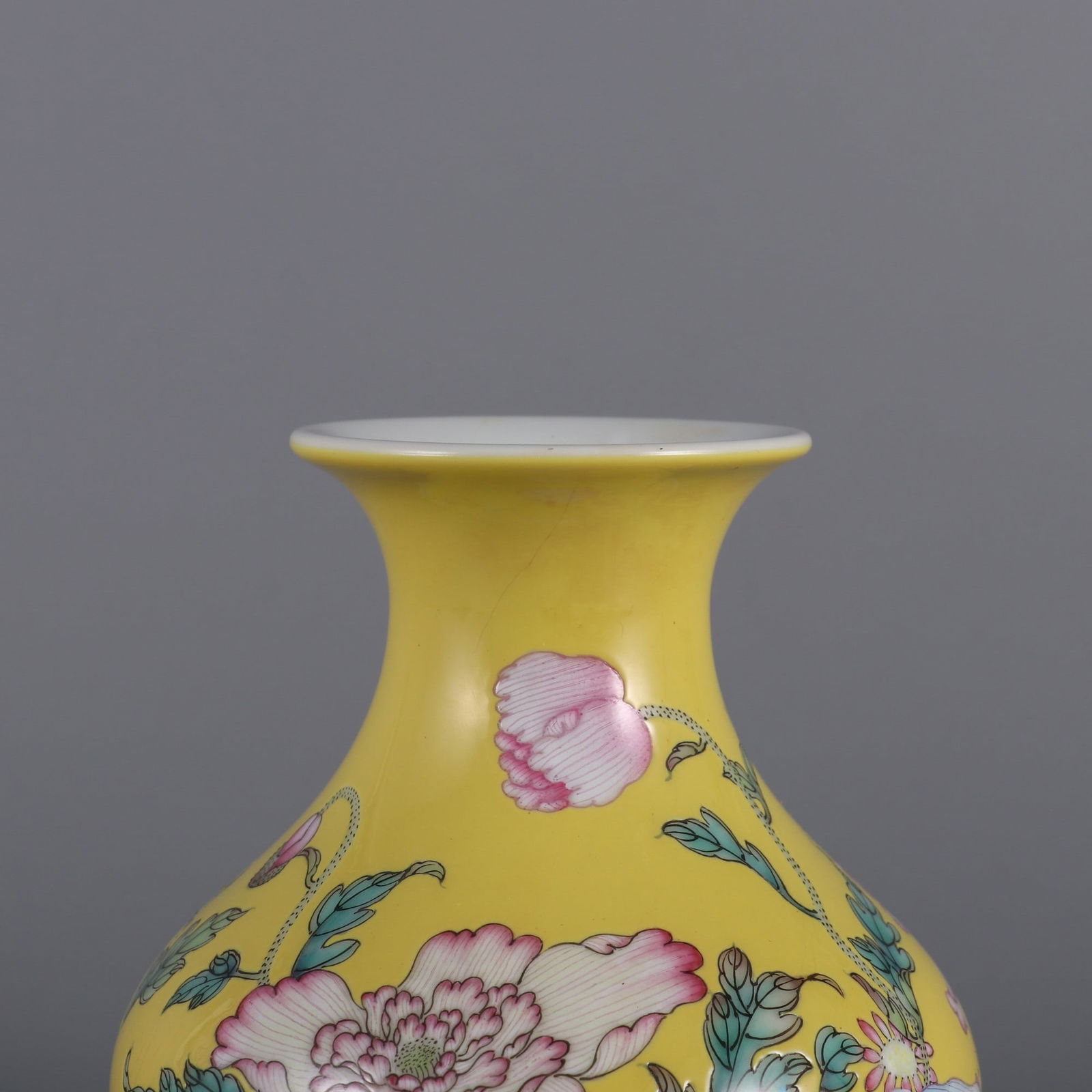An Exquisite Enamel Flower Pattern Vase - 4