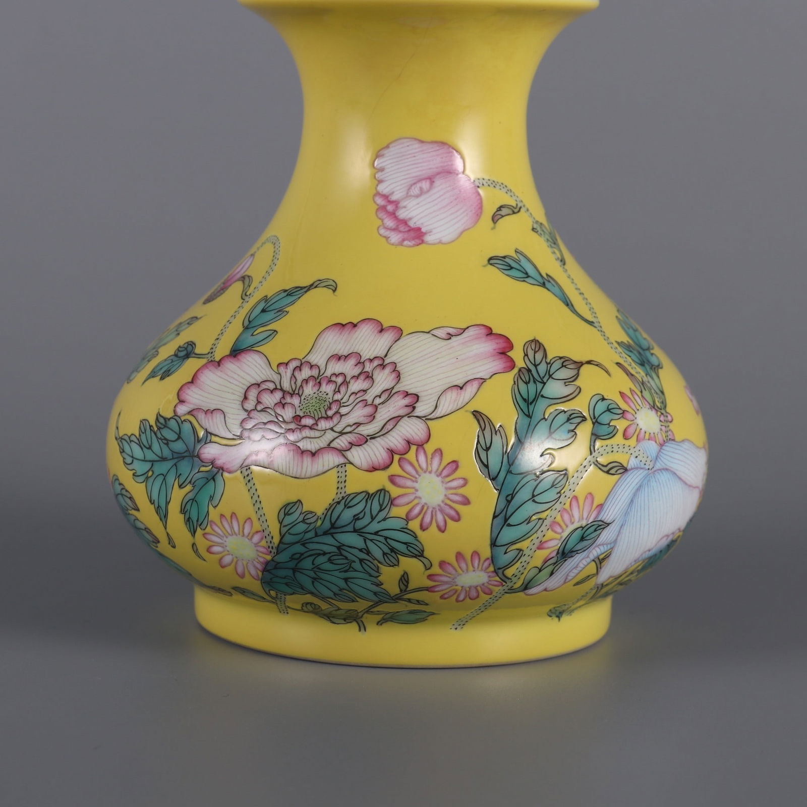 An Exquisite Enamel Flower Pattern Vase - 5