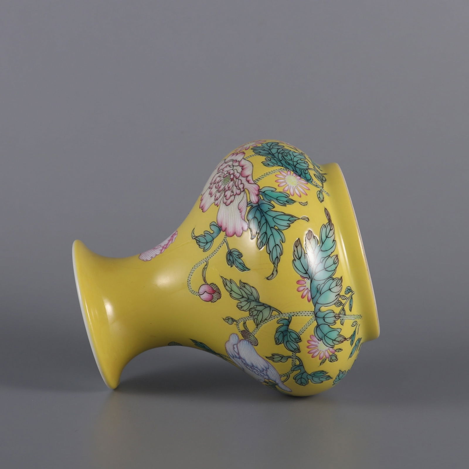 An Exquisite Enamel Flower Pattern Vase - 6