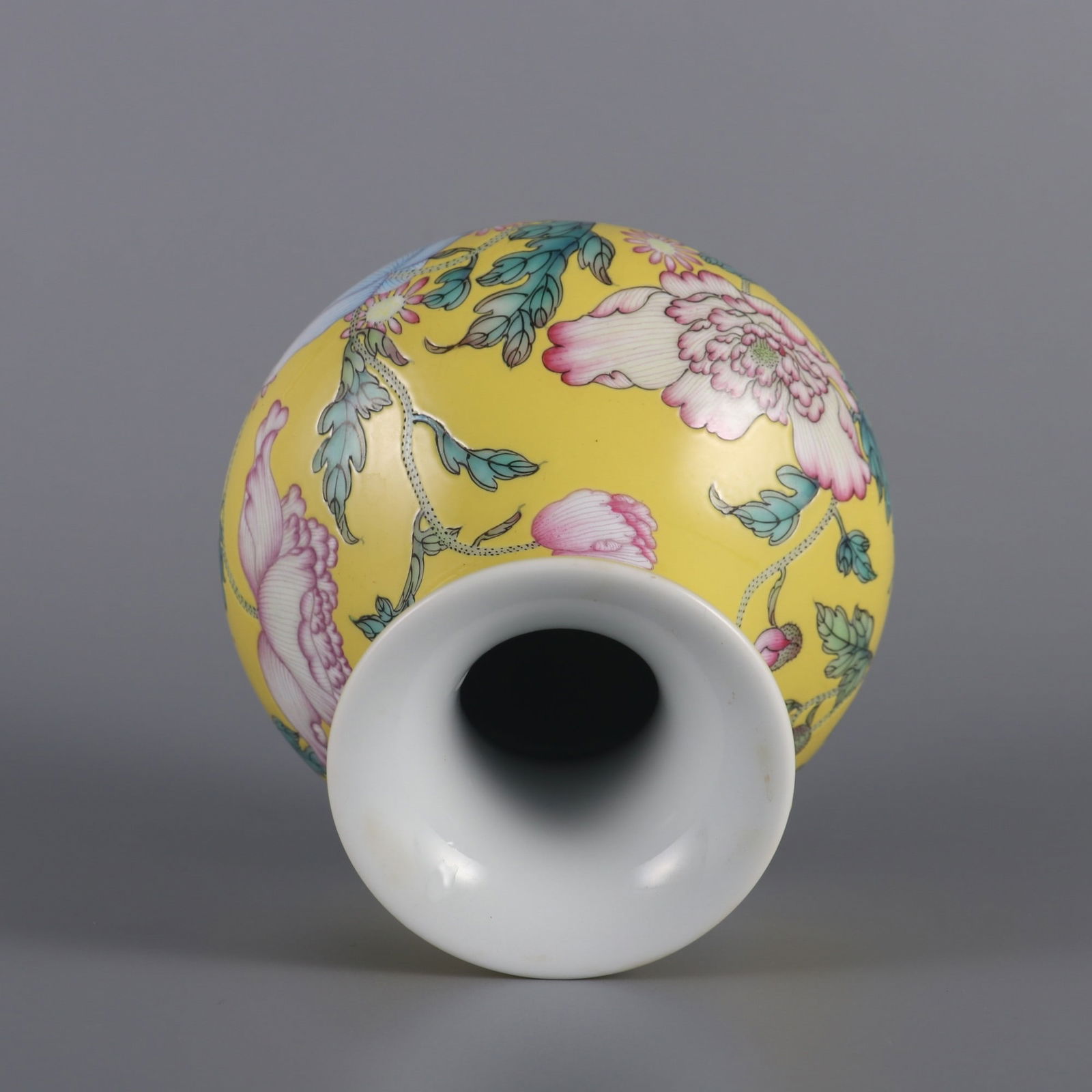 An Exquisite Enamel Flower Pattern Vase - 7