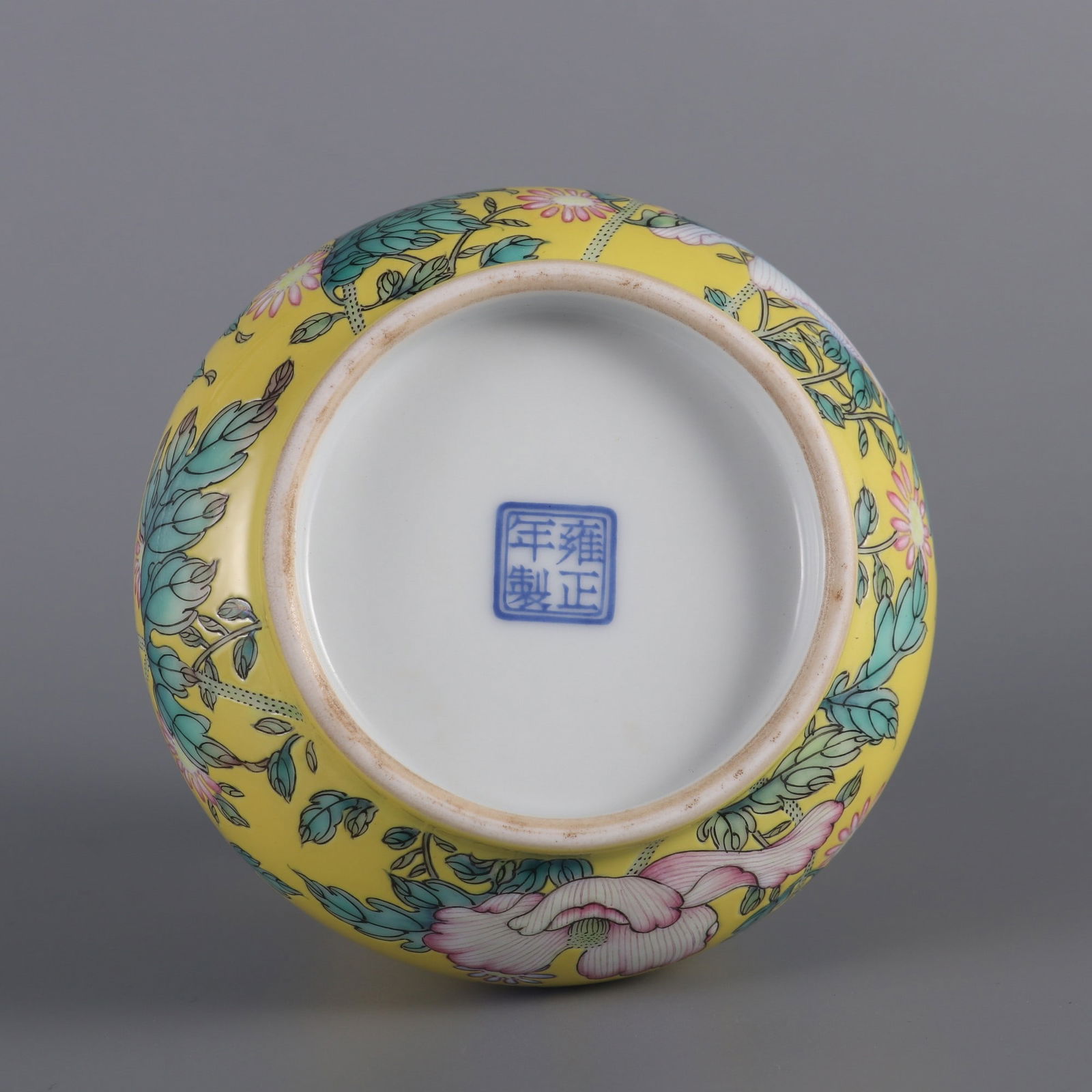 An Exquisite Enamel Flower Pattern Vase - 8