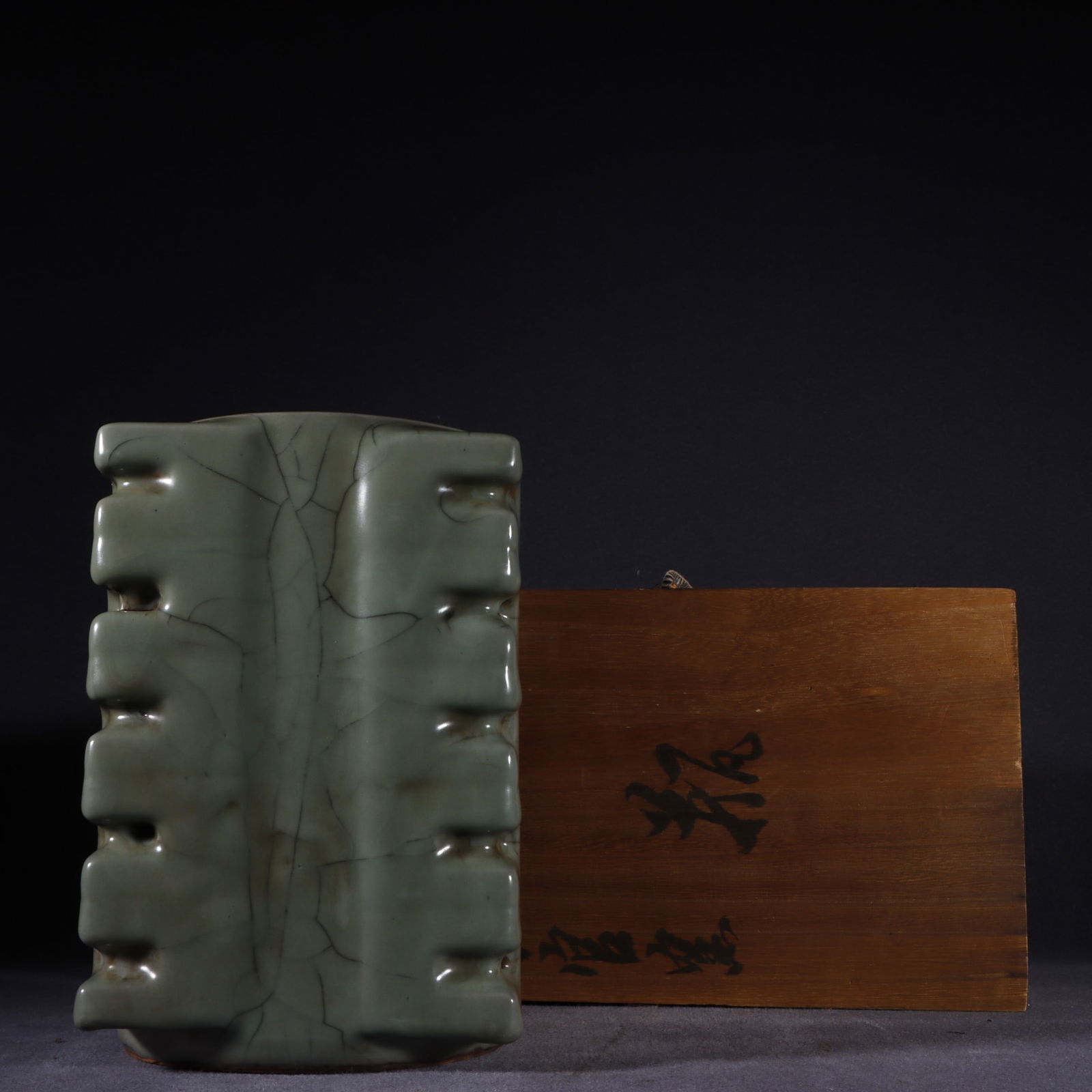An Exquisite Guan yao Celadon Glazed Vase: An Exquisite Guan yao Celadon Glazed Vase Song Dynasty, China Size:8.7inx5.7in官窑粉青釉琮式瓶 中国宋代 Size:22cmx14.5cm
