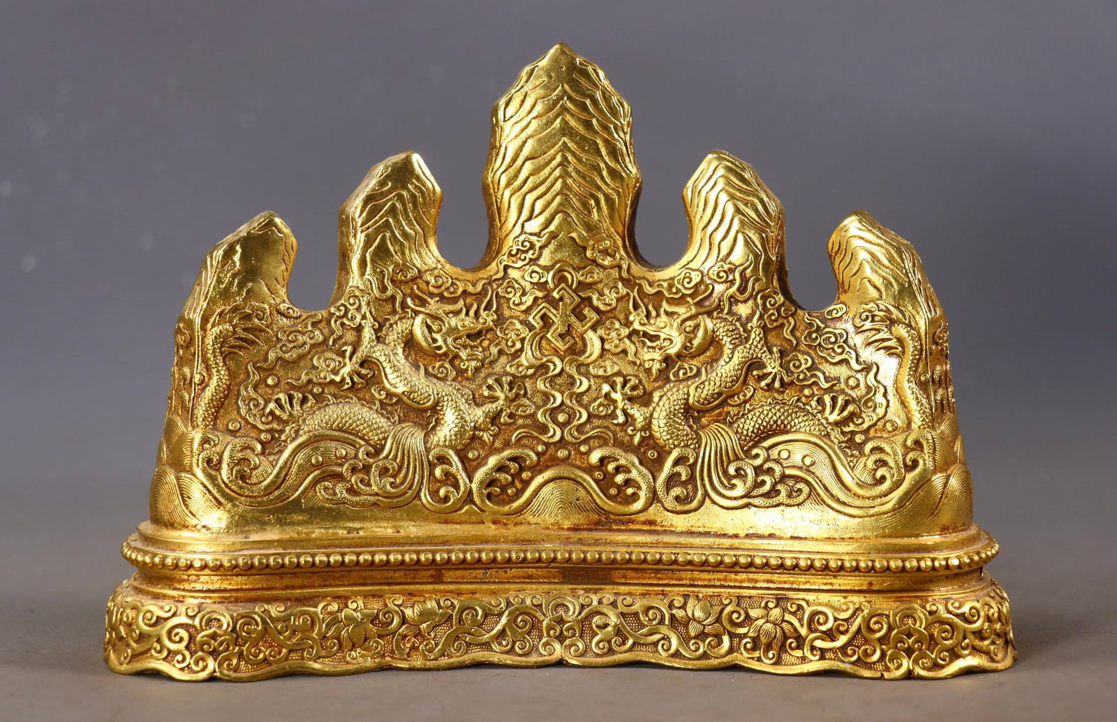 An Exquisite Gilt Bronze Dragon Pattern Brush Holder: An Exquisite Gilt Bronze Dragon Pattern Brush Holder Qing Dynasty, China Qianlong Four-character Mark Size:5.7inx8.5inx2.6in Weight:926g铜鎏金盘龙笔架