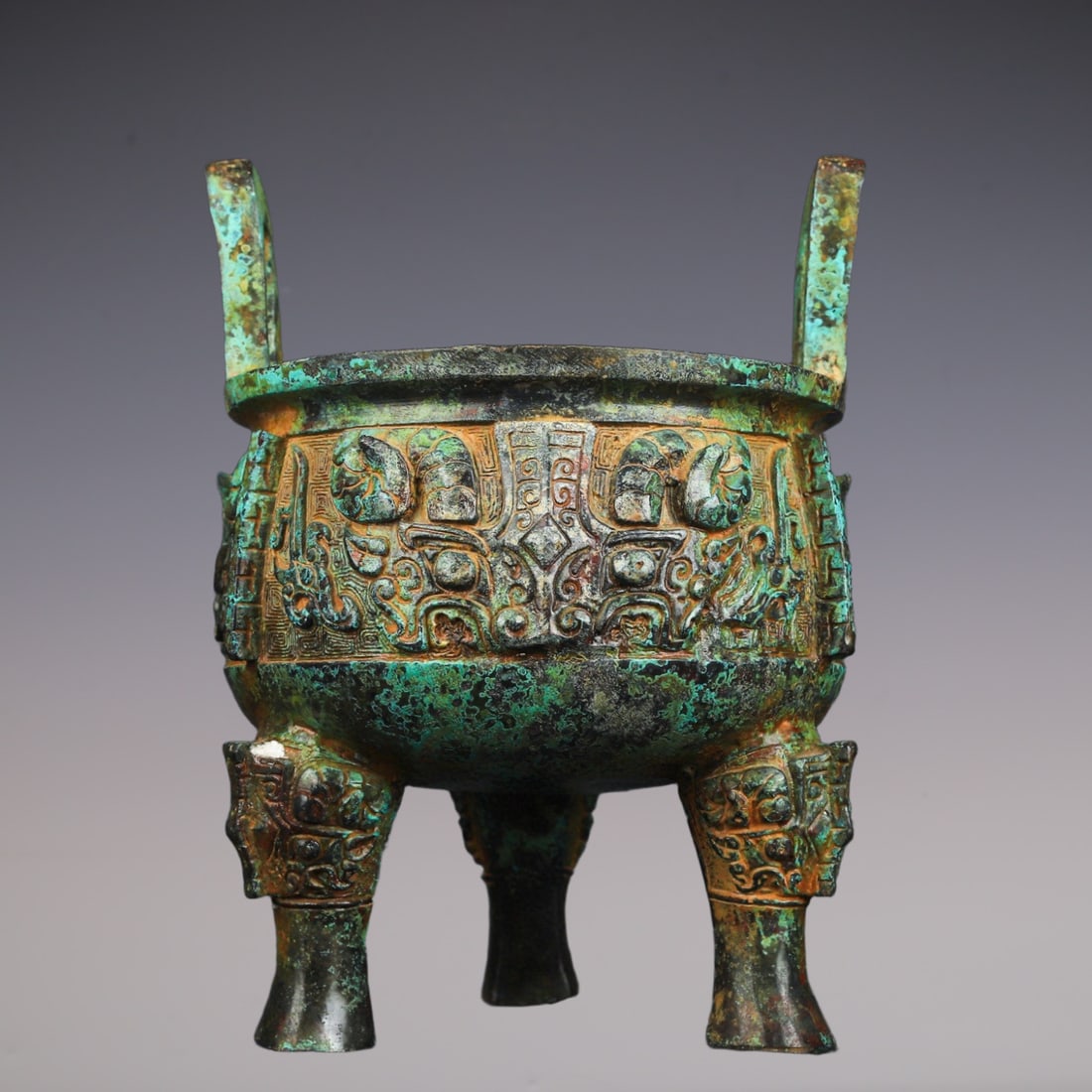 An Exquisite Bronze Beast-Face Pattern Double-Ears and Tripod Censer: An Exquisite Bronze Beast-Face Pattern Double-Ears and Tripod Censer W.Zhou , China Size:7.1inx9.4in Weight:2550g青铜兽面圆鼎 西周时期