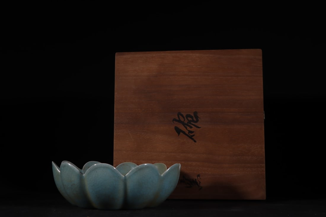 An Exquisite Ru yao Sky Blue Glazed Bowl: An Exquisite Ru yao Sky Blue Glazed Bowl Song Dynasty, China Size:2.4inx6.8in汝窑天青釉冰裂纹莲瓣碗 中国宋代 S